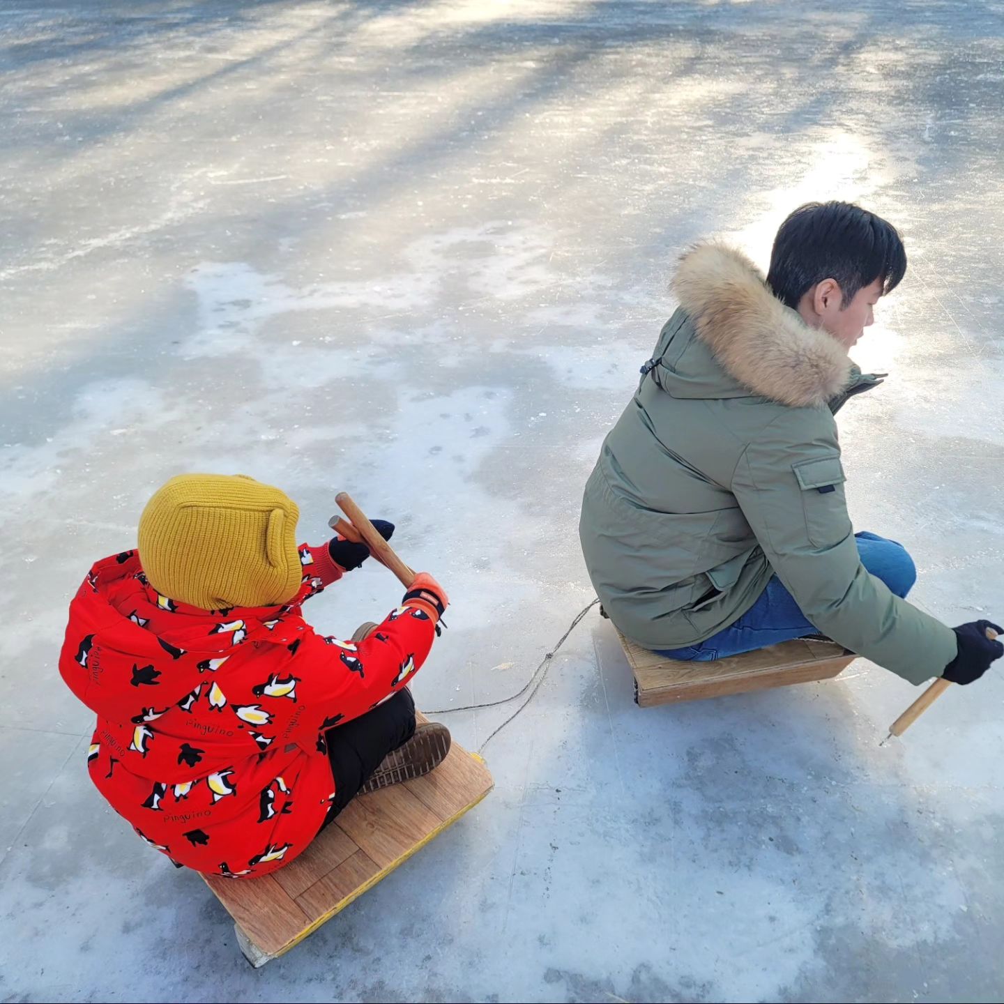 .
겨울방학 첫날은 얼음썰매로❄️