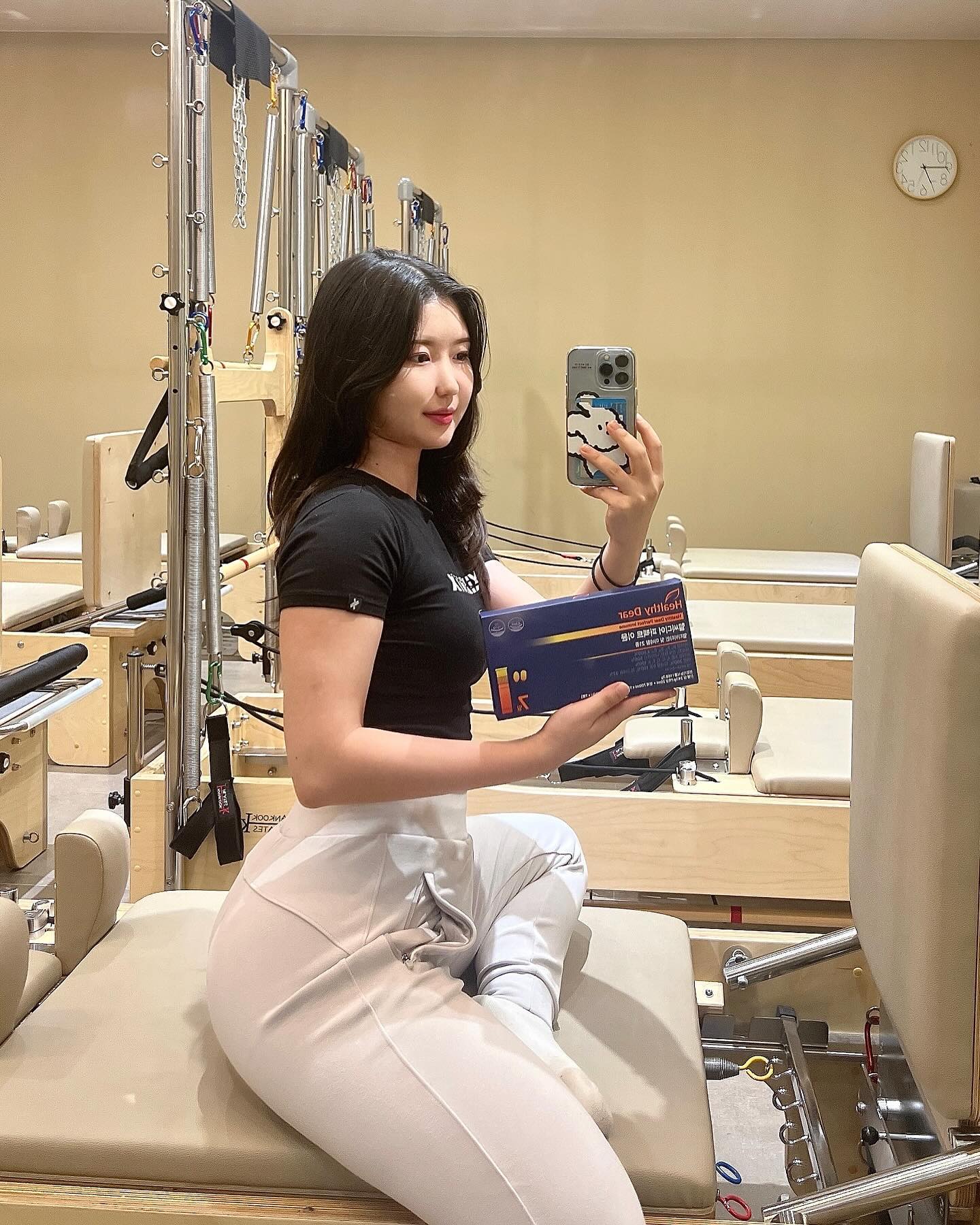 #협찬 헬씨디어 퍼펙트 이뮨 멀티비타민 

제가 요즘 챙겨 먹는 헬씨디어의 멀티비티민을 소개해 드릴려고 해요😊

헬씨디어는 건강기능식품 브랜드로 건강기능식품 및 건강식품을 유통하는 전문업체 에요!

- HACCP 인증 
- 액상 + 캡슐 + 정제 올인원 설계 – 현대인을 위한 21종 배합
- 120년 전통의 세계적인 100% DSM社 유럽산 프리미엄 비타민 원료 사용
- 21종 비타민&미네랄 함유
- 활력 충전을 위한 수용성 비타민B군 최대 4,000% 고함량 배합
- 나이아신/판토텐산/비오틴 500% 함유
- 세포와 혈액 생선 및 태아 신경과의 정상발달에 필요한 엽산 100% 함유 

활동이 많은 젊은층부터 노년층까지 하루 한병으로 에너지 충전 할 수 있어요! 
비타민 아래에 레몬 농축액이 함유된 레몬맛 액상이 들어 있어서 
가지고 다니면서 따로 물 없이 간편하게 섭취 할 수 있는점이 좋았어요👍

주변에 선물용 으로도 너무 좋을거 같아요❣️

제품 링크 
https://smartstore.naver.com/healthydear/products/10537268295

#헬씨디어 #멀티비타민 #종합비타민 #이뮨비타민 #마그네슘 #미네랄 #아연 #엽산 #고함량비타민 #추석선물 #명절선물 #부모님선물 #직장인선물 #남자친구선물 #여자친구선물 #제품리뷰 #일상 #소통