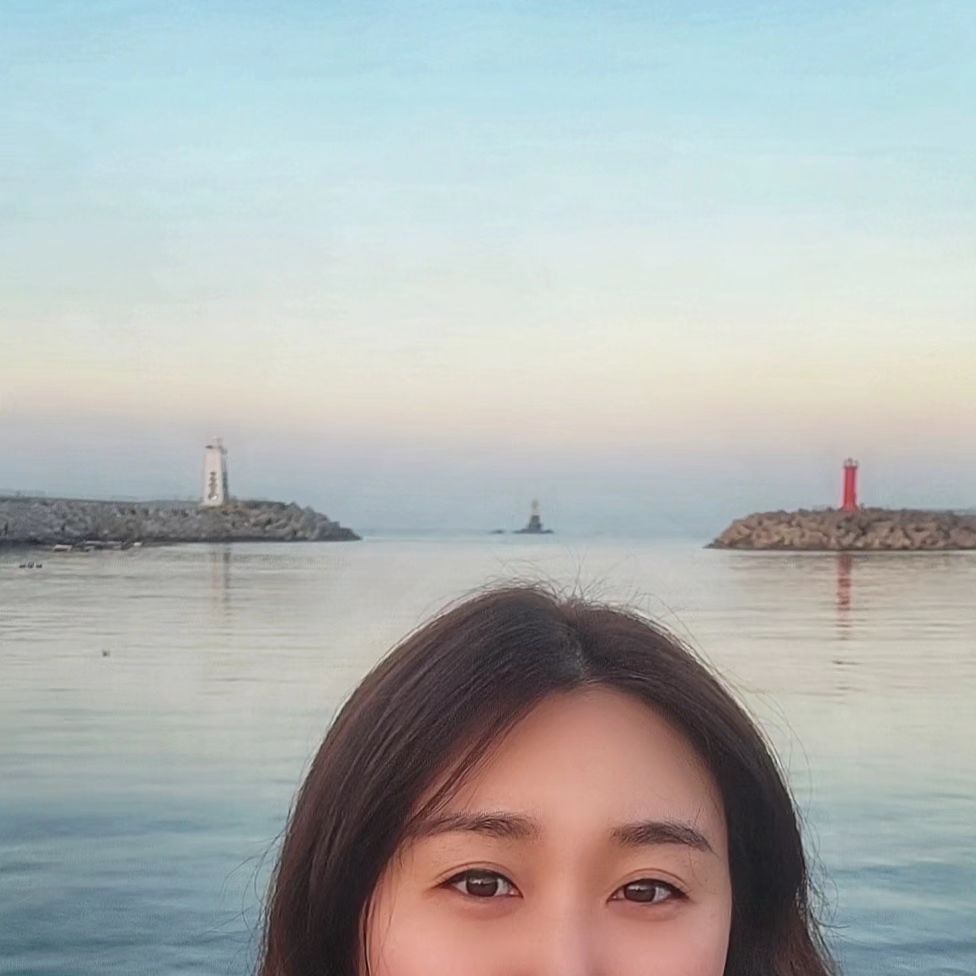 2023년이 저물어가네요
24년도엔 제 해가 떠오른다는 의미로 
퍼포먼스 눈만 보이는 사진을 ㅋㅋㅋㅋㅋㅋ 

곧 수면위로 올라갈꺼에용😊

똑같이 한결같이 "넌 늘 바쁘잖아" 라는 말을 듣곤 하지만
하고 싶은 일을 하면서 사니까 
밤을 새어도 잠을 좀 덜자도 
표정은 점점 좋아지는거 같아요

인심후하게 볼살도 뱃살도 오르고 있지만
뭐 어때요? 빼면 되징 ㅋㅋㅋㅋㅋㅋ

어제는 서울이었고 오늘은 경주에 다녀오고 있고
내일은 익산이지만 행복한 하루하루입니다

내년에도 행복한 365일 같이 만들어가요🩷

#놀고먹기연구소 #크루모집 #블로그강사 #찌니앤코 #내년에는 #더행복하기 #23년 #수고많았어요