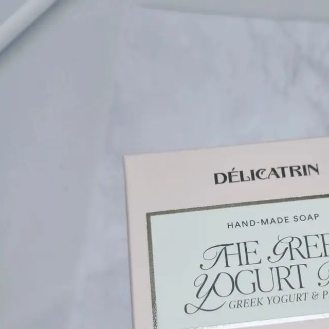 최유미 on Instagram: "#협찬

🎁The Greek yogurt bar” 그릭 요거트 비누

피부에 좋지 않은 모든 성분을 없앤 천연 수제 비누에요.
거품풍성하고 아주 부드럽고 촉촉하고 피부노폐물까지 완벽제거👍🏻

➡️수제로 만들어 만드는 시간 500시간 소요

➡️얼굴과 몸, 비누 하나로 올 클렌징 가능하며, 비누 하나로 모든 클렌징 가능

➡️몸이나 얼굴 트러블에 특화된 성분.

➡️피부 트러블에 필요한 것은 지나친 계면활성제가 포함된 비싼 제품이 아니라, 기본을 갖춘 순한 제품을 씁니다.

➡️그릭 요거트 비누를 개발하기 위해 3년동안 레시피 개발.

@delicatrin_official

#델리카트린그릭요거트솝 #그릭요거트비누 #그릭요거트솝 #델리카트린 #delicatrin #올가닉비누 #천연비누#완벽한 클렌징 #순한 클렌징 #트러블 없는 클렌징 #더 그릭요거트 클렌징#피부진정 클렌징 #천연 클렌징 #강한 세정 클렌징 #PH 밸런스 클렌징 #노폐물 제거 클렌징"