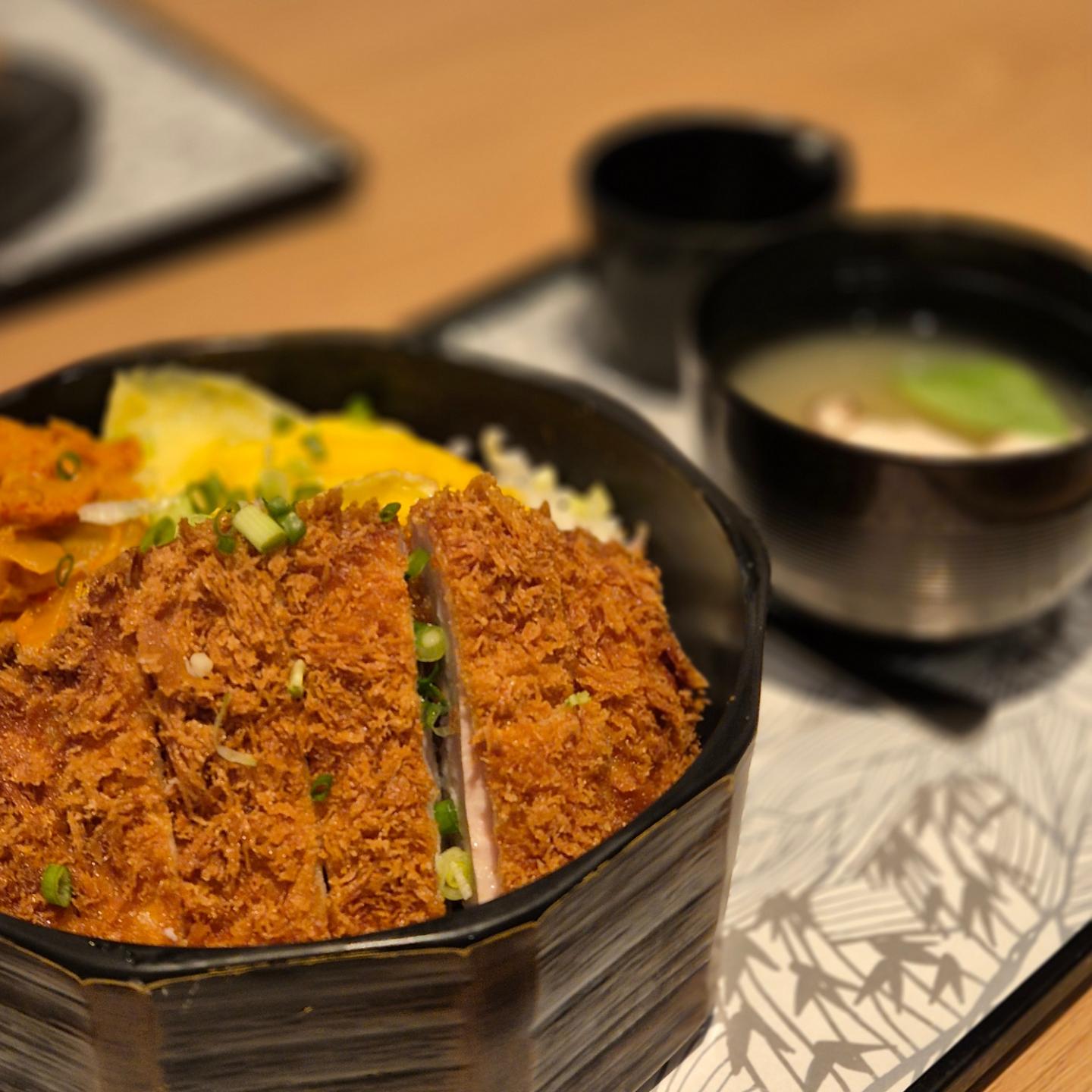 히바린 탐방기 🍽
#응딧일상 #응딧맛집추천 

📍서울 서초구 신반포로 176 신세계백화점 강남점 신관 11층
** 농림축산식품부 제공 안심식당

❤️ 가츠동
❤️ 히레카츠

👉 하.. 또또 기가막힌 돈까스맛집을 찾아버렸고 나는 게시를 해 버린 것이다..
소올직히 여길 찾아서 간 것은 아니었어요.🤔
그저 배고픔에 허덕이다가 돈까스가 먹고싶어서 갔는데, 천국이었던 것..

얼마 전 도쿄에서 맛봤던 감동이 떠오를 정도로 바삭하고 야무진 한 끼 였어요🥰

가츠동은 기본 밑간이 되어 나오고, 부족하면 더 뿌릴 수 있도록 소스를 따로 주고 있어요.

굳이 따로 뿌리지 않아도 충분히 짭짤하고 맛있더라구요! 부드러운 계란과 톡쏘는 김치. 그리고 바삭함이 이세상 수준이 아닌 돈까스까지..❤️

근래에 먹었던 곳 중에 제일 원탑인 것 같아요.❤️

히레카츠는 정말 바삭하다고만 표현하기엔 아쉬울 정도인 튀김옷과 부드러운 고기의 조화를 맛볼 수 있었어요.

양이 꽤나 많은데도 다 뚝딱 비워버리게 되는 마법을 볼 수 있었어요 🥰🥰

신세계강남 들를 때 한 번 가보기 좋을 듯 합니당❤️

#먹스타그램 #먹스타 #맛스타 #맛집추천 #맛집스타그램 #찐맛집 #먹스타맞팔 #맛집소개 #일상 #소통 #일상스타그램 #데일리 #daily #소통해요 #안심카츠 #가츠동 #고터맛집 #강남맛집 #신세계강남 #신세계강남식당가 #돈까스맛집 #또간집 #가츠동맛집