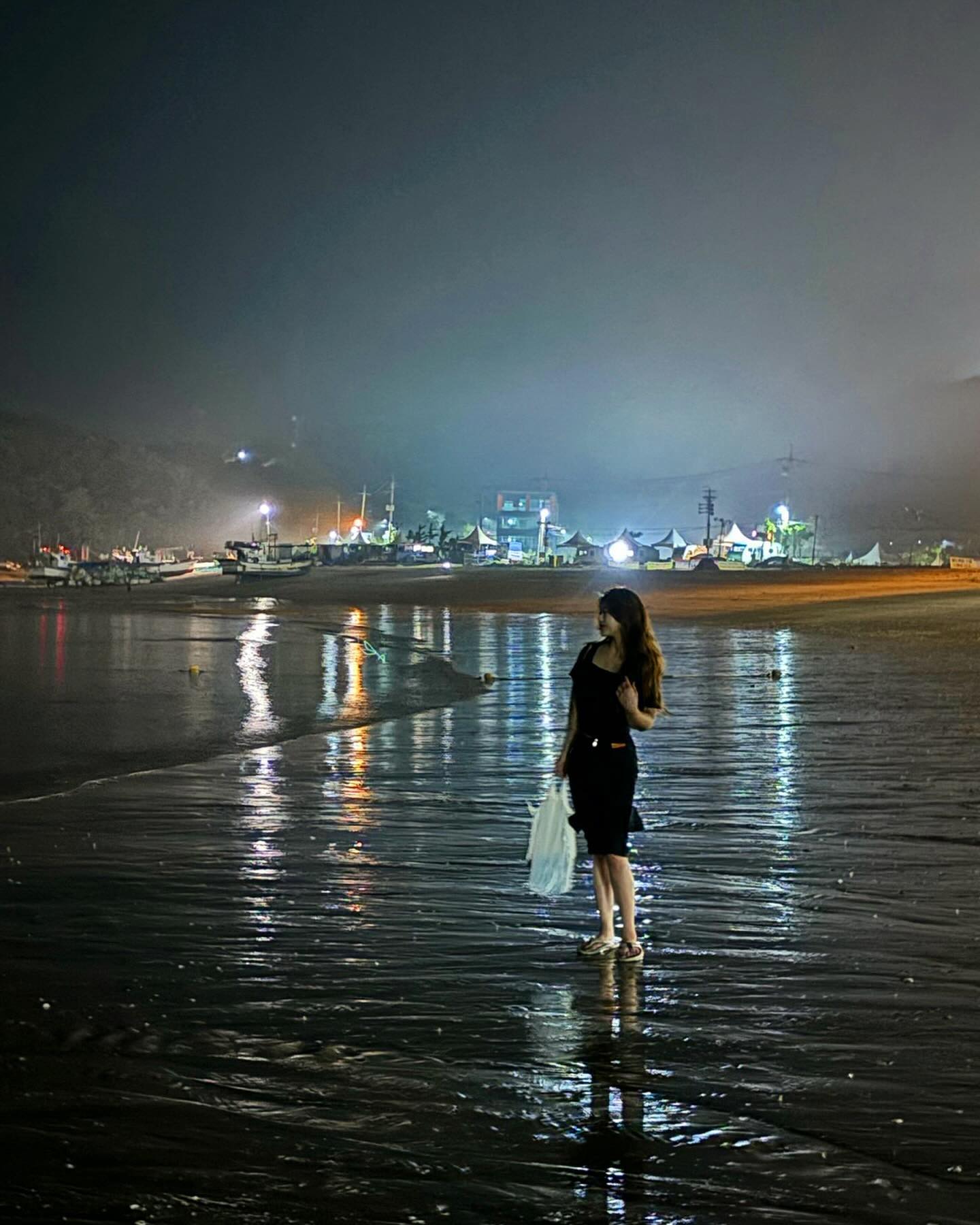 낭만.젊음.바다
첫번째 사진 무슨 눈치없이 애들 엠티따라갔다 혼자 나가서 모자른술 사가지고 숙소돌아가는 복학생같은걸 기갈지게 찍어줬네
찰떡 제목 지어주면 우승상품있음 (feat. 보담대표와 무료식사 이벤트)