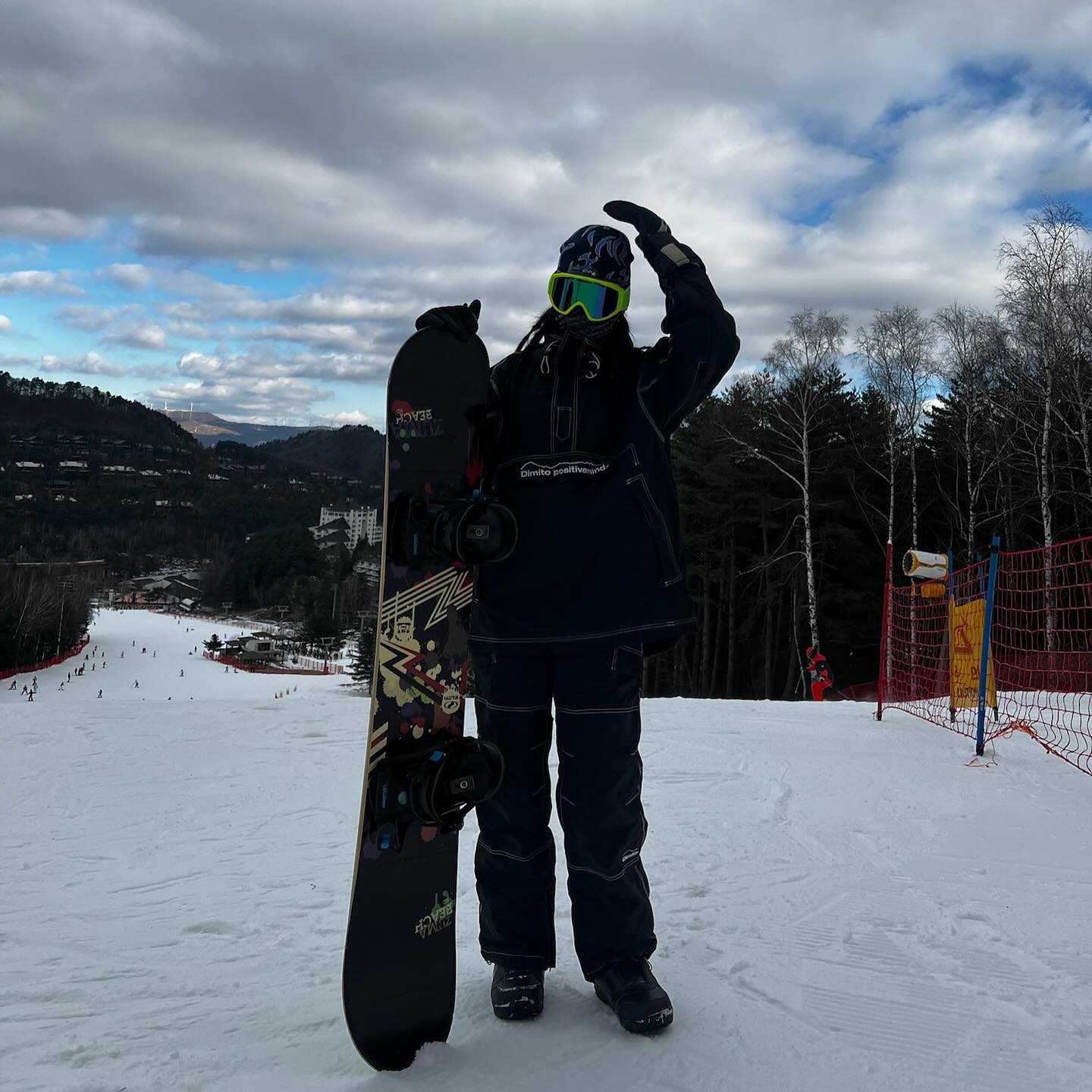 체력 길러서 다음 시즌엔 더 열심히 타겠슈ㅓ요,,, 🏂💞
추운거 너무 싫어하는데 재밌어서 잊어버릴 뻔 했답니당?
겨울 스포츠 제법… 괜찮을지도…? 

1-3 검정 + 파랑 비니
4-6 하양 + 버건디 비니
7-8 타고 난 후… 천연 펌 ➰

#스노우보드🏂 #보드복세트 #디미토보드복 #dimitopositivemind #겨울코디룩추천 #snowboardinglover #여자보드복 #스키장코디