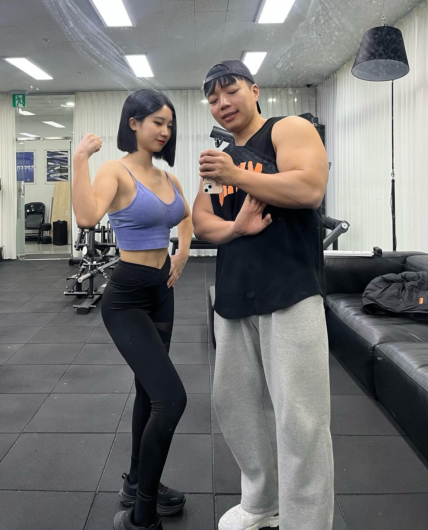 운동영상 만큼이나 
치즈볼 먹방으로도 유명한 핏블리 석기님의
단백질 치즈볼이 니왔어요~~~🧡

치즈볼, 불닭볼 두종류 다 너무 맛있는데 단백질 11g이나 들어있어요! 치즈볼엔 체다치즈 시즈닝 20% 함류!!

핏블리 유튜브 보고 운동해서 근성장하고 💪💪
단백질 간식도 챙겨서 득근득근 합시다🧡

먹어 보고싶은분 손~! 나눠줄게용🙌

✔ 단백질 11g
✔ 진짜 치즈맛, 체다치즈 시즈닝 20%

 #핏블리 #치즈볼 #고단백치즈볼 #BJ치즈볼 #단백질치즈볼

 fitvely_moon, kemyfood.official