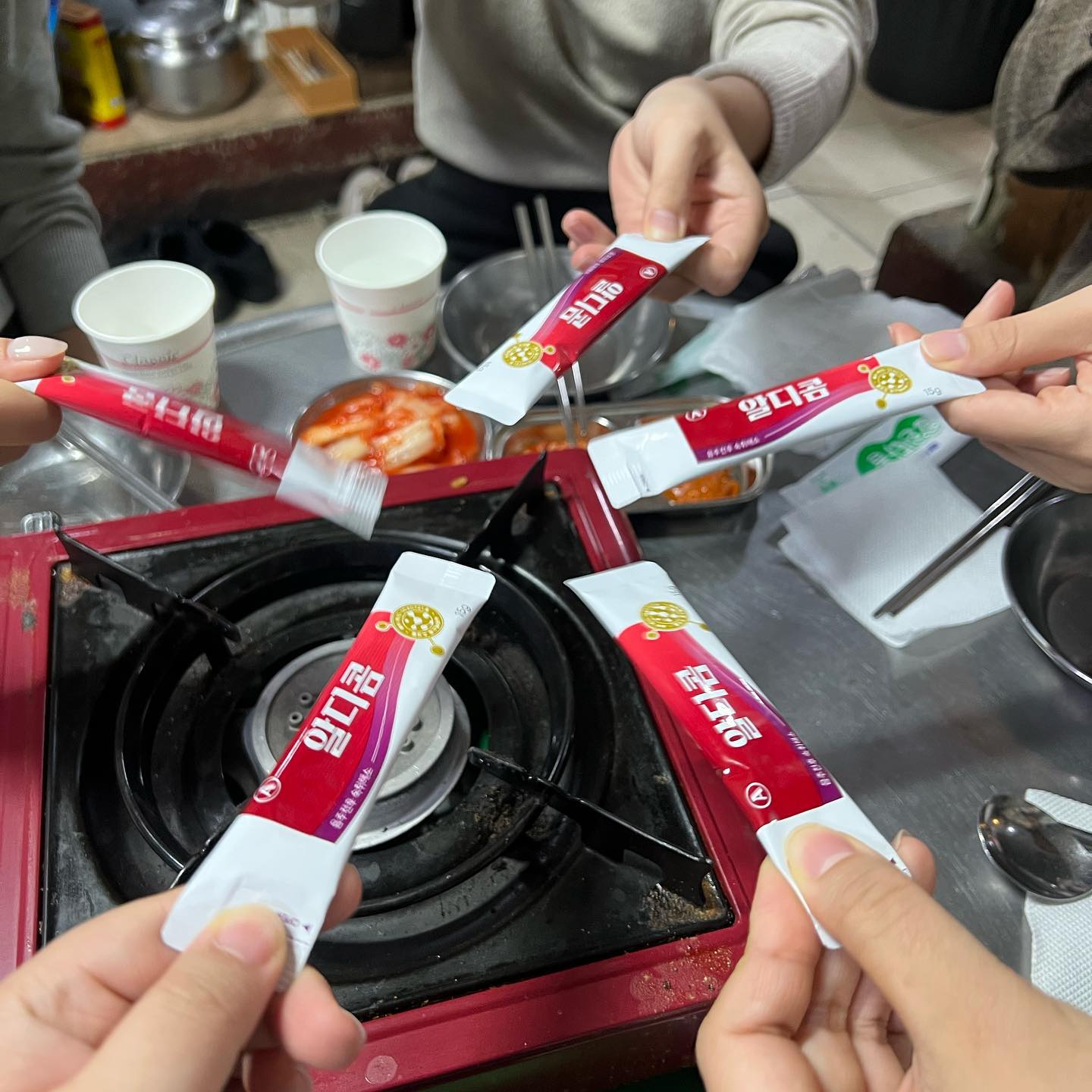 #알디콤 #술마실땐알디 #알디콤인증챌린지 
연말모임에 빠질수없는 술 !!!! 현생을 위해 먹어줘야하는 숙취해소제 알디콤만한게 없다 ㅠㅠ 술마실땐 알디? 알디콤 최고💓✨👍