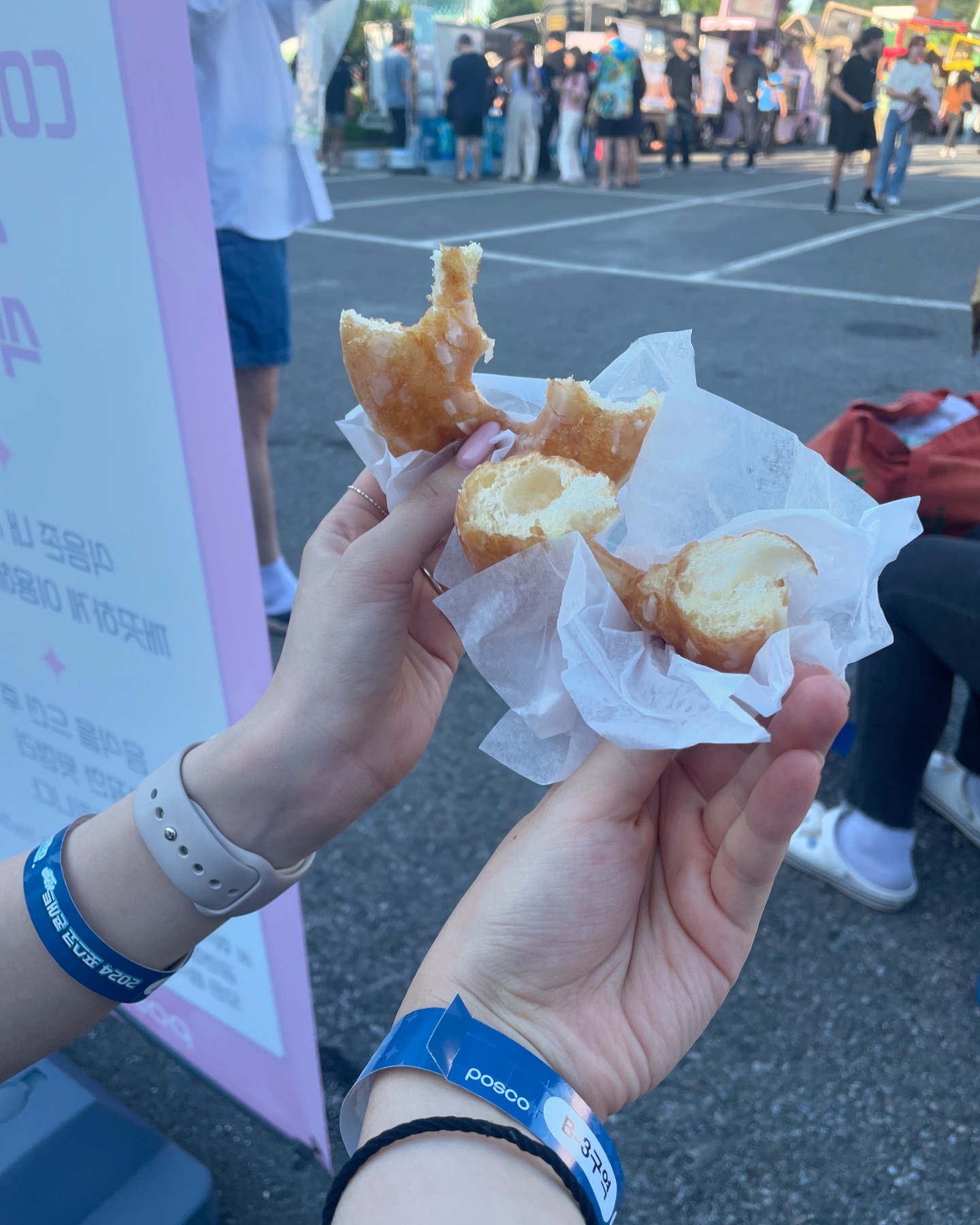 이번주 졸작 촬영도, 많았던 할 일들을 하고나서 즐기는 휴일이란… 보고 싶었던 영화도 보고, ‘이윽고’를 직관하다니.. 그리고 잔..나..비… 하🙊 뽀송했던 머리가 다 젖을 정도로 무대하는 가수를 직관하는 건 너무 신선한 충격이었다. 덕분에 내일 기절예정••🫠 아이패드덕분에 전광판에 너무 많이 잡혔는데 ㅋㅋㅋㅋㅋㅋㅋㅋㅋ 그런 제게 본인 응원봉을 빌려주시며 열심히 흔들어 재껴주신 옆자리 아주머니, 진심으로 감사했습니다🙇🏻‍♀️(꾸벅)