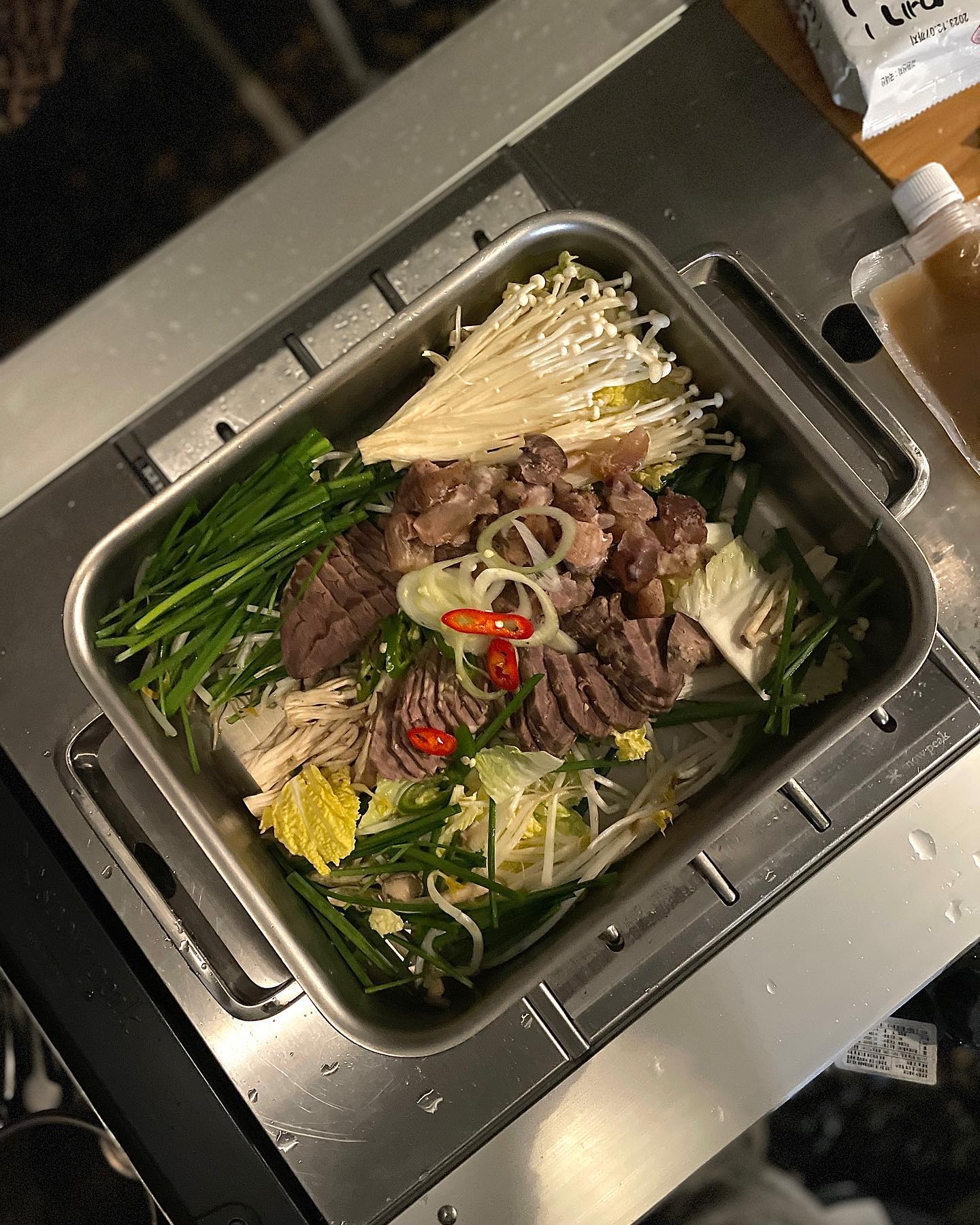 수요일은 밀키트 주문하는날😆😆

이번주부터 영하로 떨어지는데,,🥶
뜨끈한 전골 없이 캠핑가실거 아니져? 

이번에 캠요남 프리미엄 스지전골 들고가서 
완전 칭찬 받았자나요👍🏻✨ 
진짜,, 고기 왜이렇게 부드러운것이며, 
궁물 단백하니 완전 내스탈🤍 

면순이 취향 파악하고 칼국수까지 같이 들어있어
 아쥬 든든하게 한끼 해결했어요〰️ 

이번주 캠핑가시는분들 캠요남 기억하시라구요😎 camyonam_mealkit 

#캠요남 #소고기수육 #수육전골 #아롱사태 #캠핑 #캠핑스타그램 #캠핑요리 #캠핑음식 #술안주 #밀키트 #캠핑밀키트