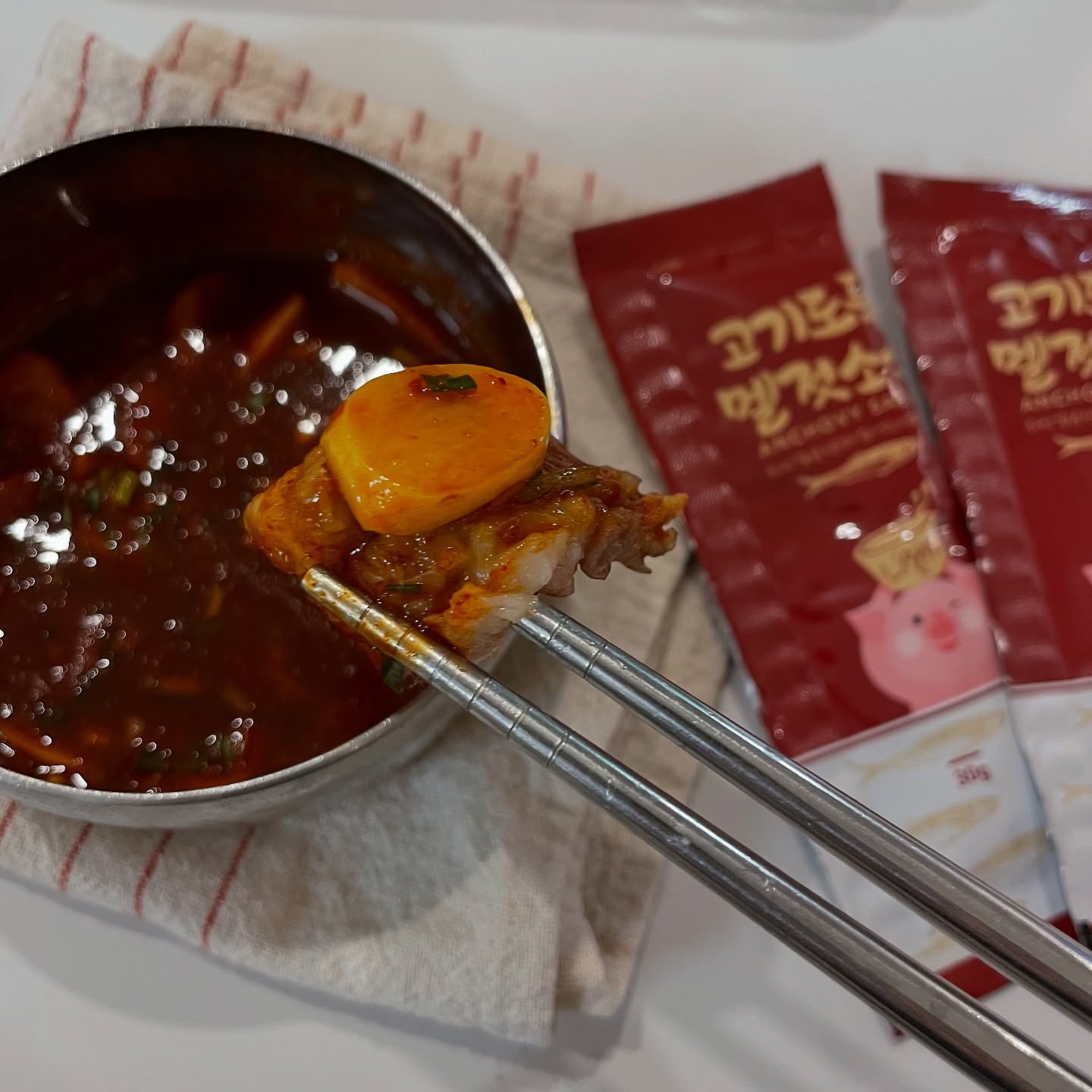 제품제공 •  삼겹살 자주 구워 먹는 편인데
이제 이 소스 없으면 삼겹살 못 먹을거 같아요. 

‘ 고기도둑 멜젓소스 ’ 인데요. 

정말 #고기도둑 이 따로 없어요. 

고기도둑 #멜젓소스 가 
고기 맛을 깊고 풍부하게 만들어 주고
느끼한 맛을 딱 잡아줘서 
고기가 계속 들어가요ㅋ

1회용 스틱 포장으로 보관도 편하고
캠핑 필수템이예요. 👍🏻

삼겹살 최고 궁합
‘ 고기도둑 멜젓소스 ’ 
꼭 드셔 보세요.😋👍🏻

구입링크 ➡️ https://smartstore.naver.com/ephatha11/products/2405384693

#고기도둑
#멜젓소스
#삼겹살소스
#캠핑소스