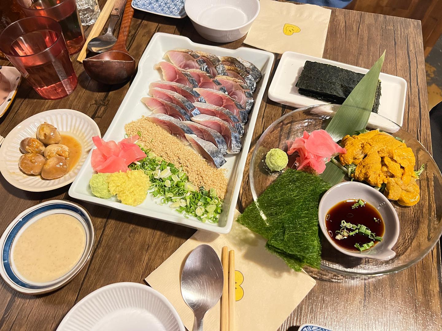 😋

#이자카야 #민락동맛집 #목롯집

남친이랑 #고등어초회 그리고 #우니 생각나서
#민락동데이트 나간김에 목롯집으로 빨려들어갔어요 :)

사실 목롯집이 워낙 핫해서 웨이팅이 있다길래
#오픈런 한건 안비밀 ㅋㅋㅋ
#가성비맛집 답게 가격도 좋았고
비주얼부터 맛까지 뭔들is 쪼아쪼앙🤩😚

솔직히 엔화 떨어질때 #일본여행 가는게 꿀이지만
사업시작하고 넘나 바빠.. 😭
해외여행은 커녕 국내여행도 못가는데
집근처에서 일본느낌 내니 역시나 목롯집의 매력에 퐁당 빠짐🤣

#사진맛집 #비주얼맛집 여기요🙋
다음엔 뭘먹나 ~~~!?
넘나 오랜만에 올려보는 피드지만
자주 먹방 들고올게용😋☺

#의정부맛집 #고등어회 #의정부이자카야 #의정부데이트