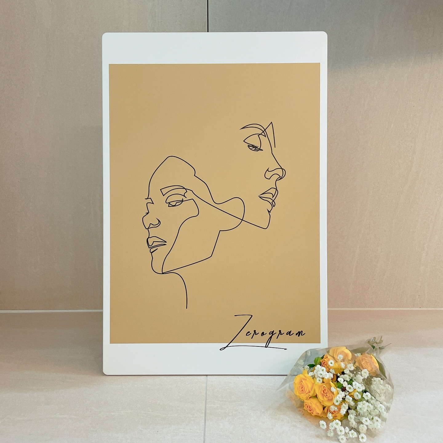 오늘의 꽃💛✨ 

액자인척하는 밥상 🤭

큰 사이즈 사면서 액자처럼 쓰려고 샀는데,
5년이 넘도록 어디에 놔도 예쁜 인테리어 소품(아니 밥상)

#집꾸미기 #집꾸미기소품 #생화장식 #생화 #꽃 #꽃스타그램