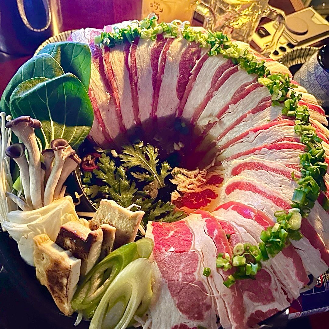 요즘 핫플 이자카야 시선 다녀왔어요
일본에 온 듯한 인테리어에 모던함과 레트로를 
모두 담겨있는 핫플레이스더라구요🔥

소고기 스끼야끼는 소기와 채소가 빙 둘러져있고 
안쪽 육수에 고기를 담가 익혀먹는 방식이에요
직원분이 먹는 방법을 친절하게 설명해주셔서 좋았어요😊
엄청 추운 날이었는데 뜨끈한 국물을 먹으니 확 풀리고 좋더라구요

눈꽃살 일품구이는 간장베이스소스에 고기와 양파를 
푹 익혀 먹었는데 짭쪼롬하고 맛있었어요💕

내부도 넓고 하이볼 종류도 많아 
2030손님들 취향 제대로 저격했더라구요😍

직원분들이 필요한 건 없는지 계속 살피시고
담요도 챙겨주시고 엄청 친절해서 또 가고 싶은 곳이에요🫶🏻

🏷️소고기스끼야끼(소유) 19,900
🏷️눈꽃살일품구이 21,900

▪️시선 원주단계점
▪️강원 원주시 장미공원길 27-1 1층
▪️매일 17:00-03:00