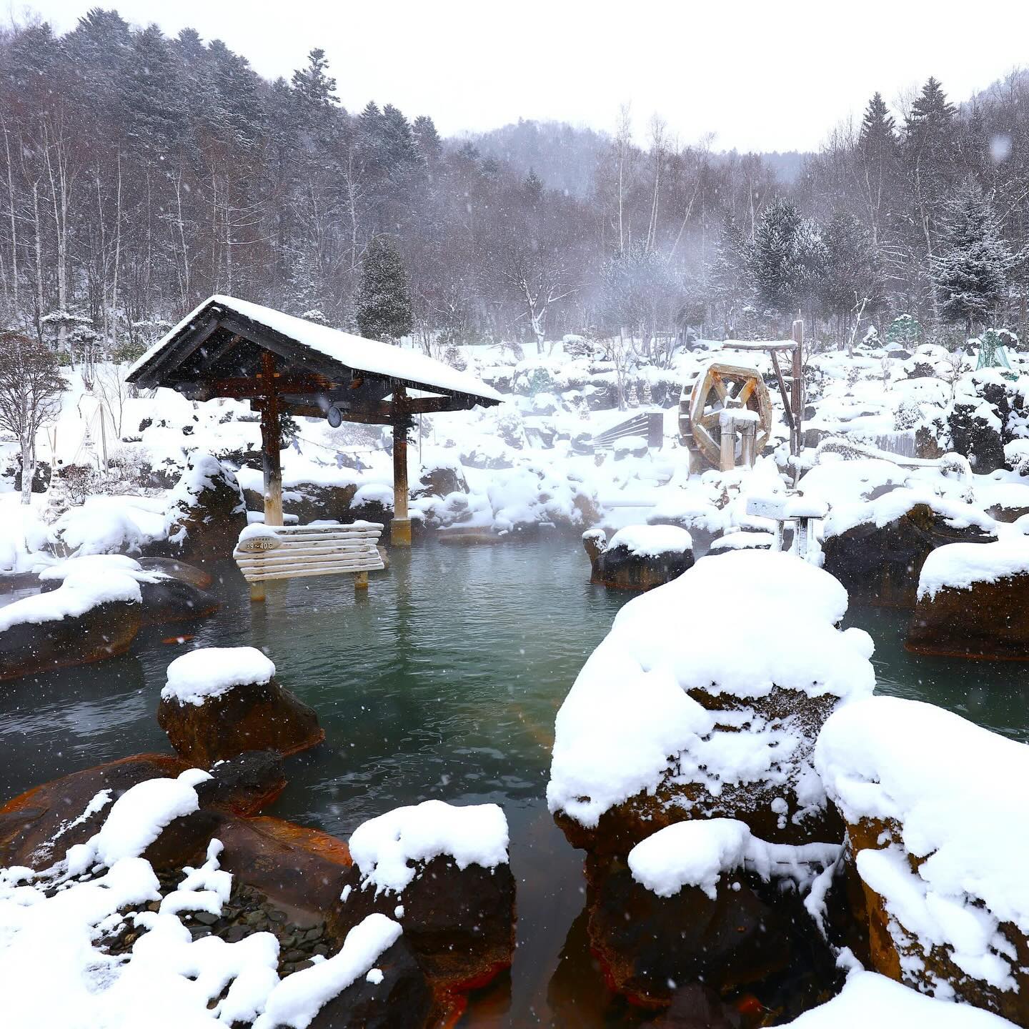 조잔케이 호헤이쿄온천♨️(豊平峡温泉)& 삿포로 니조시장🦀(二条市場)_훗카이도 여행❄️

유니가 눈쌓인 온천❄️♨️, 눈내리는 온천을 꼭 하고 싶다했는데, 이번 여행의 컨셉은 추운거 극혐하는 애미때문에 훗카이도 온김에 대략 다 보고 10년간 겨울에는 다시 오지 않겠다는 마음이었어서 ㅎ 휴식보다는 파워 관광이었기에 료칸은 넣지 않았다. (료칸은 춥지 않은 큐슈에서나 하자🙃)

멀지 않은 당일치기 가능한 노천온천을 찾다보니 대략 한시간거리 조잔케이가 눈에 띄였고(노보리베츠는 2시간거리라 탈락), 갓파라이너예약해서 가면 지정석 버스왕복+온천티켓까지 1인 2200엔으로 해결되는 합리적인 시스템이 있더라. (어린이는반값!)

조잔케이는 홋카이도를 대표하는 유명 온천 마을로, 그중 호헤이쿄 온천은 겨울에는 눈 내리는 대자연속에서 온천을 즐길 수 있어서, 누구나 한 번쯤 상상해 봤던 겨울 온천의 대표적인 곳이다. 
지하에서 뿜어져 나오는 온천을 희석하거나, 가열하거나, 순환시키지 않고 그대로의 온천수의 흘려보내기방식(카케나가시:かけ流し)의 온천으로, 일본 내 온천 중에서도 손꼽히는 온천이다. 

물이 진짜 좋았음!! 뷰도 서라운드뷰로 눈쌓인 산이 둘려싸여있고, 눈이 보슬보슬 내리는데 따뜻한 온천에 들어가 뷰를 감상하는게 참 멋지고 행복했다. 애들이 온천하다가 눈사람만들고ㅎㅎ 진귀한 경험이었는데 사진으로 기록을 못해서 아쉬울뿐🤣

***호헤이쿄 온센내부사진은 당연히 촬영금지라 조잔케이관광청홈페이지에서 가져온 사진임***

-
다시 삿포로로 돌아와서는 삿포로에 있는 수산물시장인 니조시장에 가서 유명한 카이센동을 맛봤다. 

시장 구경 쭉 하다가 줄안서는 걍 보이는데 들어갔는데, 아침이면 엄청 줄서는 방송에도 나온 맛집 오이소였다. 
다들 알이 가득한걸 먹던데.. 알은 조금만 맛보고싶은 남편과 나는 참치부위가 다른 카이센동을 먹고, 애들은 삶아진 대게살이 가득한 메뉴로 먹였다. 장국은 게들어간 장국을 추가로 시켜봤는데 .. 국물이 진짜 게러버 인생 게국물이었다. 😋🦀❤️ 삿포로클래식 나마비루는 빠질 수 없이 최고최고🍻❤️

#조잔케이 #호헤이쿄온천 #당일치기온천 #니조시장 #여행기록 #아이와일본여행 #백희
