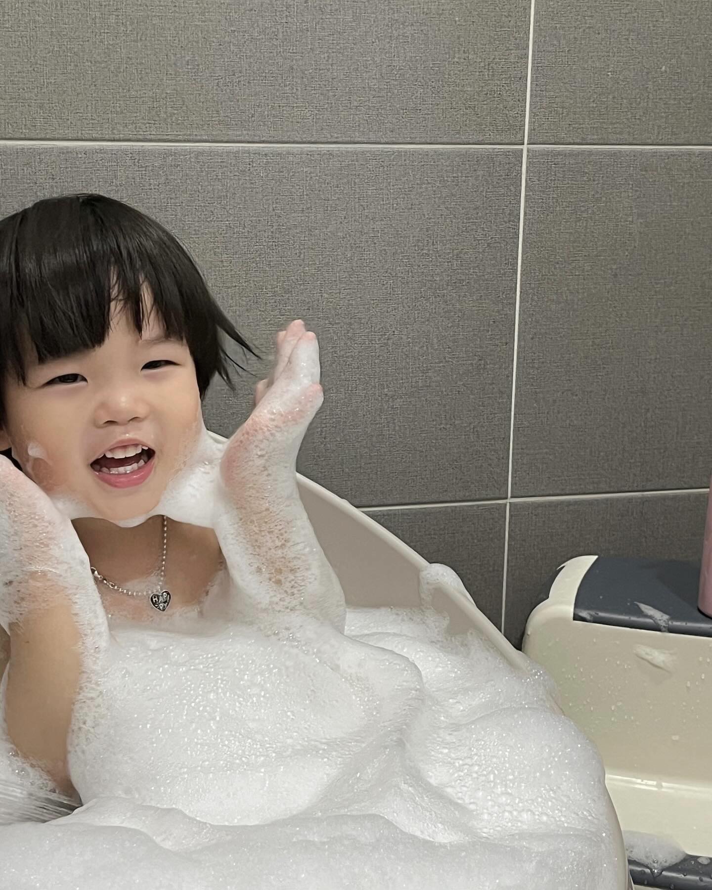 #협찬 

아기목욕, 번거롭게 여러제품 사용 할 필요없이 
요거하나면 끝.ᐟꔚ 

대블앤돌롭 3in1 샤워젤이예요😉🤍

바디워시,샴푸,거품놀이 모두 다 가능해서 편하고, 
자연유래성분 비건제품이라 안심하고 사용할 수 있어요◡̎ 

선오는 재밌게놀다가도 거품이 눈에들어가면 
따갑다고 나가버리는데, 대블앤돌롭은 티어프리제품이라
눈에들어가도 따갑지않아 더욱 만족스러웠고, 

알러지프리향료를 사용해서 혹시나 향료들이 
선오에게 안좋지않을까 생각했던 저도 대만족.ᐟ ʚ◡̈ɞ 
(씻고나오면 향 너무좋아요🤍) 

피부과실험까지 완료해서 피부가 민감한 아이들도 
걱정없이 쓸 수 있다니 너무너무 완벽한 제품이예요😊

여러제품을 섞어 나만의 향기를 만들어 
목욕도 가능하니 더더 좋겠죠.ᐟ👀🤍

워시유목민 선오맘 착륙합니다,,🚀

ꔛ 𝚃𝚑𝚊𝚗𝚔 𝚢𝚘𝚞 dabbleanddollopkorea 

#협찬 #대블앤돌롭 #어린이바디워시 #아동바디워시 #아동비건제품 #어린이비건제품