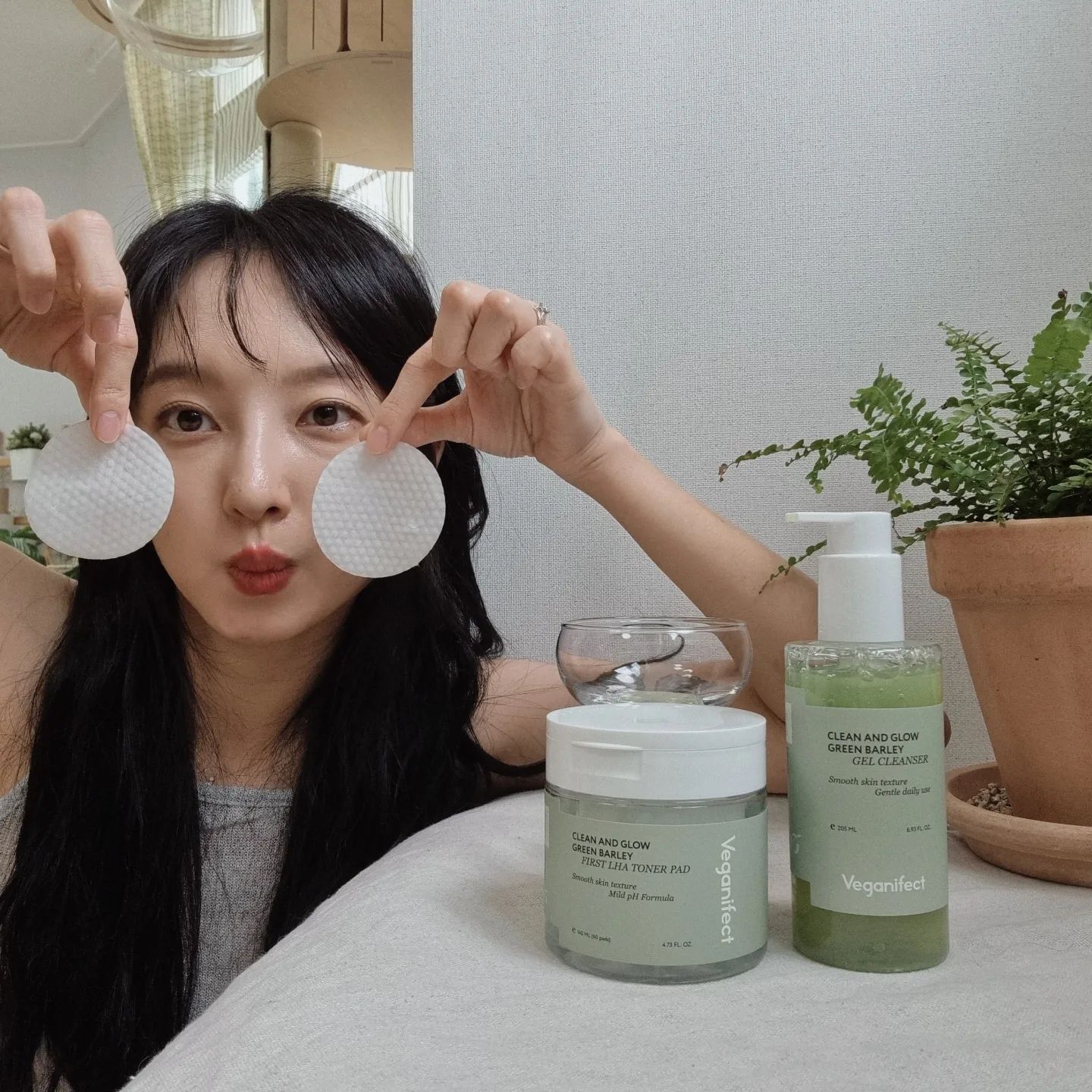 #광고 veganifect_official
여름 속 내 모습은 좀 더 투영하고 촉촉하고 맑았음 좋겠어🫧🤍🌿 피부 속까지 산들거리는 시원함으로 채워줄 토너패드 얹고 있으면 니즈만큼 한 껏 가까워 지는 기분🫧🤍🩵🌿
#비건이펙트 #청보리젤클렌저 #청보리토너패드
.
.
🍀청보리 클렌저
-차세대 각질 케어 성분 LHA가 물리적인 각질 제거가 아닌 부드럽게 각질을 녹여주고 피지 제거에 도움
-약산성의 저자극 성분
-청보리에 들은 베타글루칸 성분이 고함량 함유되어 촉촉한 마무리감과 속당김 해결 (베타글루칸 465,000ppm 함유, 히알루론산보다 수분 저장 능력 20% 뛰어남)
-시원하고 촉촉한 젤 타입에서 물이 닿으면 쫀쫀하고 부드러운 마이크로 거품으로 꼼꼼한 저자극 클렌징
-이브 비건 인증 및 알레르기 유발 성분 제외
🍀청보리 토너 패드
-고수분 워터 텍스처로 쉽게 마르지 않아 토너팩으로 활용 가능 
-청보리에 있는 베타글루칸이 고함량 함유되어 수분 가득 머금은 속보습 케어 가능
-차세대 각질 케어 성분 LHA 함유로 저자극 케어
-생분해 비건 원단 사용으로 자극없이 각질과 노폐물 제거
-엠포 패드로 각질 정돈, 부드럽고 매끈한 면으로 피부결 정돈
-비건 인증 및 알레르기 유발 성분 제외
.
.
#젤클렌저 #토너패드 #올영추천템 #올영품절템 #비건이펙트젤클렌저 #비건이펙트청보리패드 #각질제거 #피부결 #토너패드추천 #클렌저추천 #요철케어 #홈케어 #집순이 #selca #셀피 #좋아요반사 #맞팔은디엠 #댓반