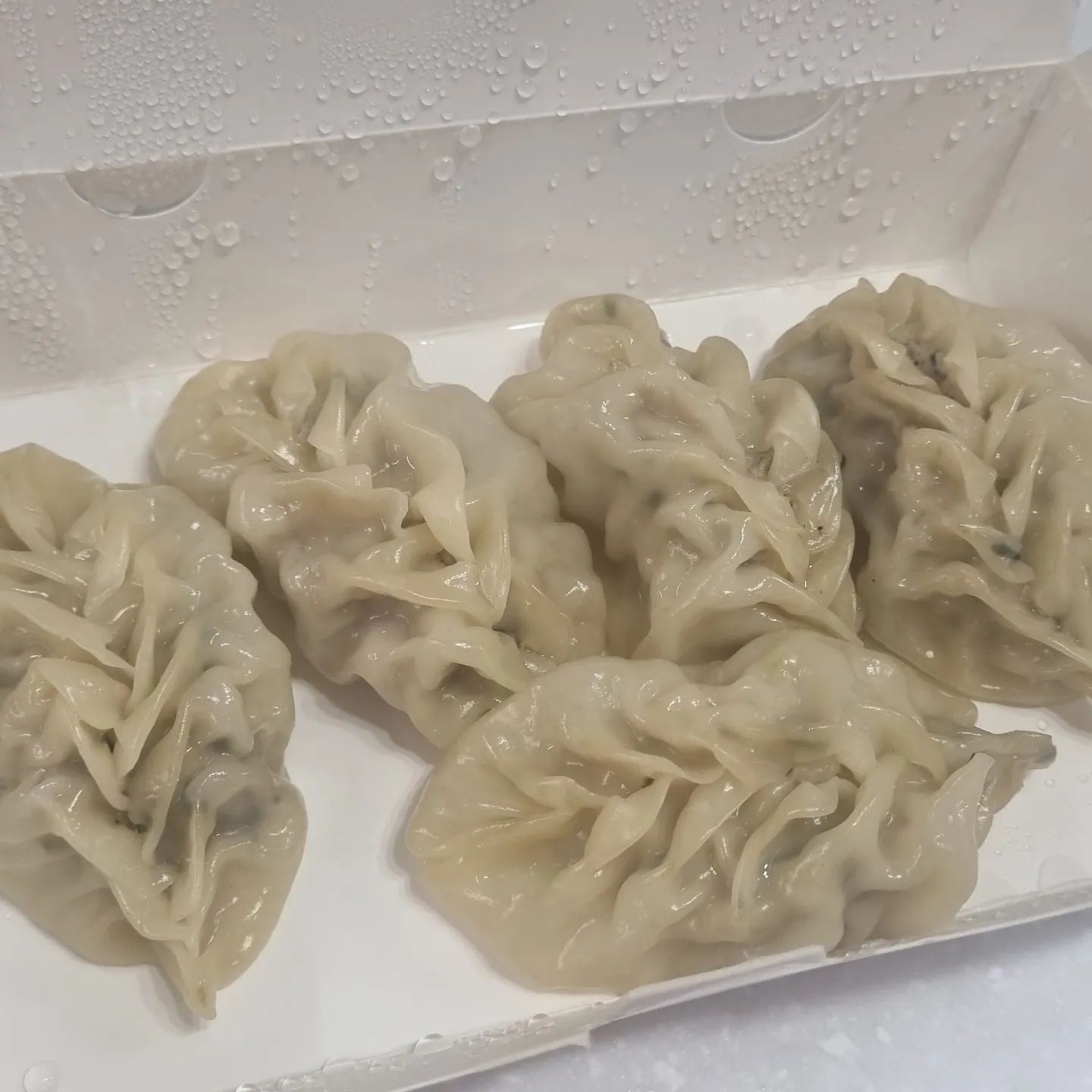 육즙이 살아있는 만두를 
처음 먹어보았다...
정말 이것은 만두인가 고기인가?
통고기가 씹히는 맛이 정말 대박
역시 겨울에는 뜨거운 #춘만두
제일 가는 간식임이 틀림없어!
만두 먹고 
맥주한잔 하며 마무리
역시 만두 장인이 만드는 만두는 달라~
#춘만두
#강남만두맛집
#강남만두집
#역삼동맛집
#역삼동만두