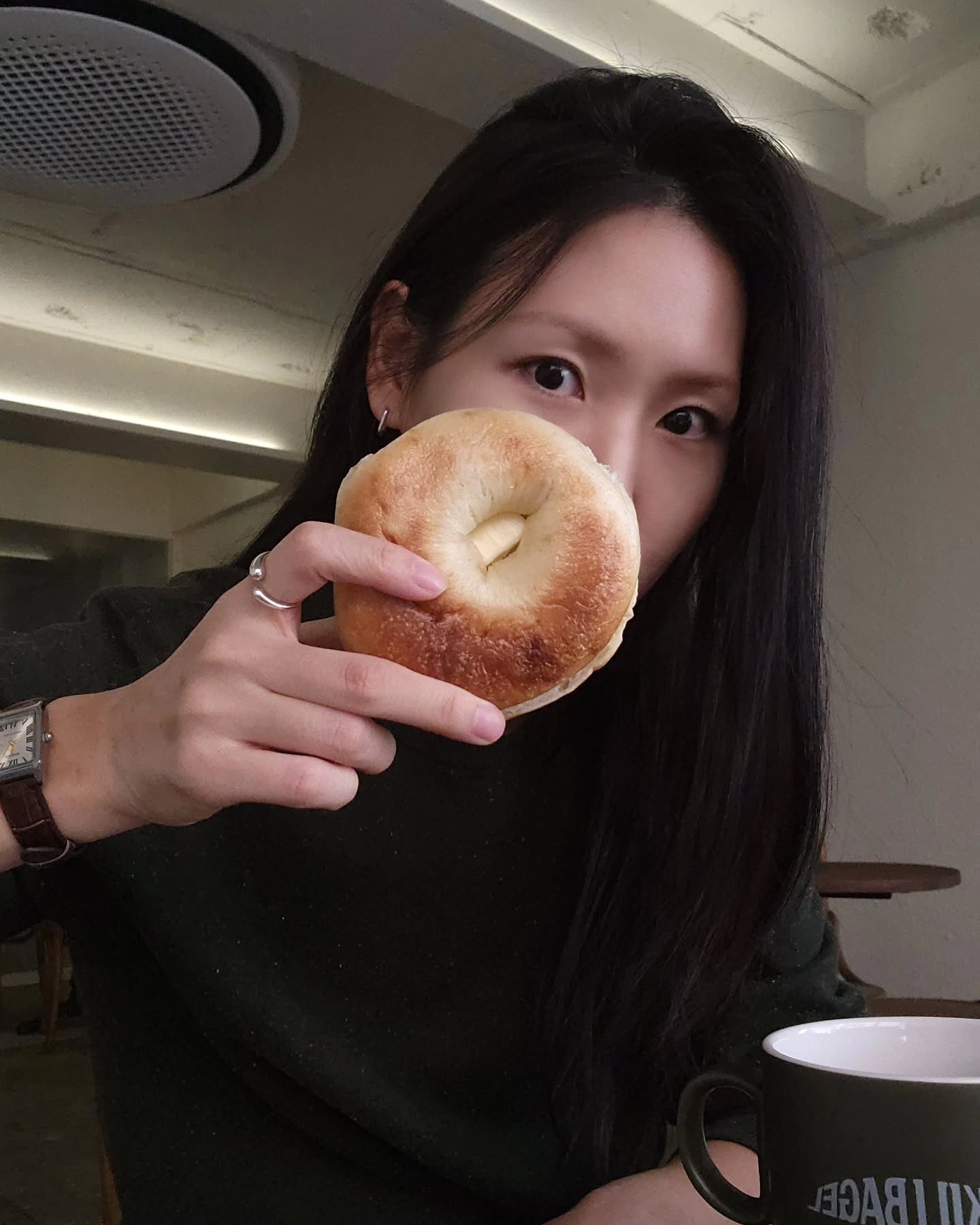 인사동에 #코끼리베이글 이 생겼더라구요!

원래 좋아하던 #베이글맛집 인데,
어느순간부터 웨이팅이 너무 길어져서 안(못)먹고 있다가
인사동에 지점이 생겼길래 냉큼 다녀왔어요.

오랜만에 먹은 버터솔트베이글은 역시나 👍

하필 오늘 허리가 딱맞는 스커트를 입고와서..
조금 숨쉬기 힘든 것만 빼고 다 좋네요 😂

#전통찻집코끼리베이글 #코끼리베이글인사동 #인사동카페 #데일리룩 #출근룩 #ootd