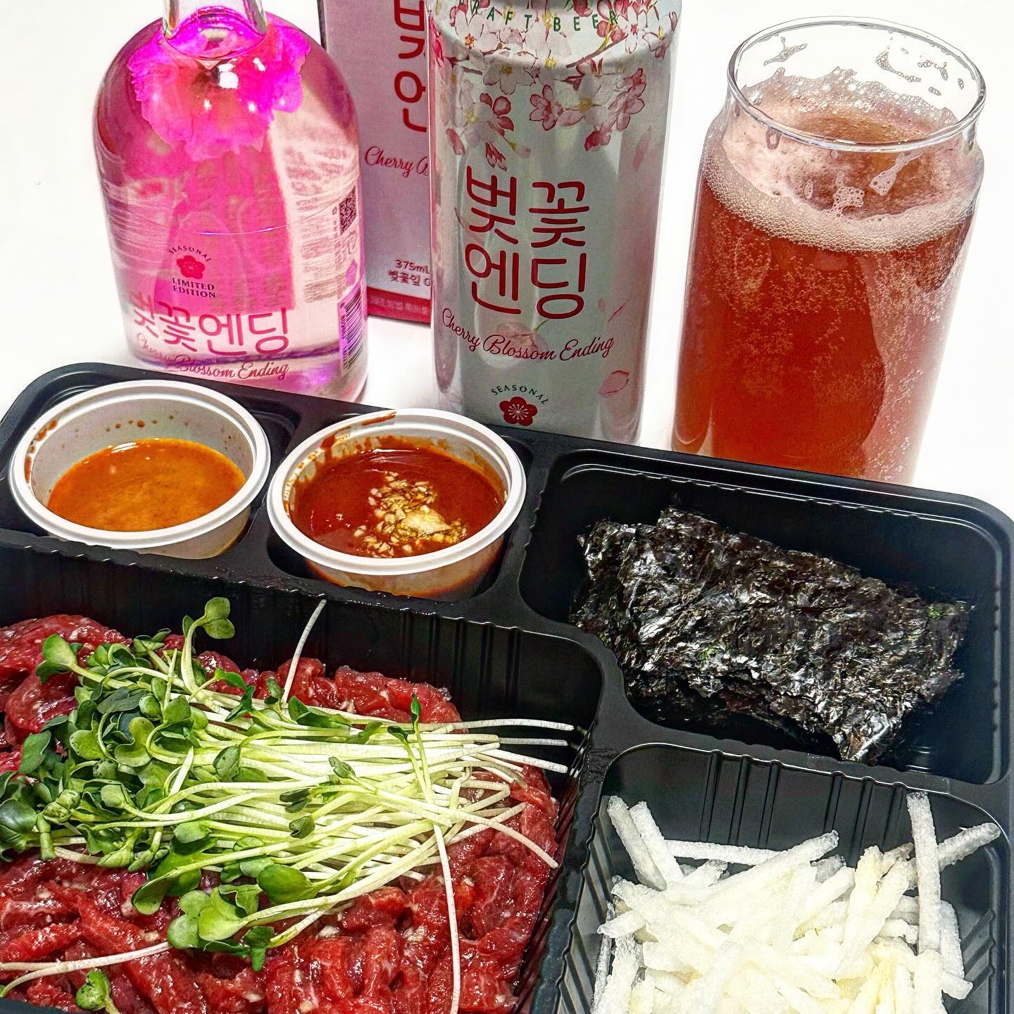 #협찬
감성충만 벚꽃엔딩 맥주와 벚꽃주
GS25와 술마켓에서 만나보세요!

봄 바람에 휘날리는 벚꽃을 담은 #벚꽃엔딩맥주

벚꽃엔딩 수제맥주
라즈베리와 국내산 벚꽃잎이 들어가 상큼달달한 맥주다. 
라즈베리 향이 특히 매력적이었는데 부드럽고 풍미가 깊다. 
도수가 3도인 저도수 맥주라 부담없이 마실 수 있다. 

벚꽃엔딩 벚꽃주
국내산 사과와 겹벚꽃이 들어간 맥주다.
술병 안에 진짜 벚꽃잎이 들어있고 LED코스터가 동봉되어 있다.
그래서 더 감성적인 느낌! 인스타 갬성 가득하다. 
특허 출원한 벚꽃주 제조방법으로 특별함까지 더한 15도의 저도수 술.

벚꽃엔딩 맥주와 벚꽃주는
전국 GS25와 술마켓에서 구매할 수 있고
제품정보는 전용 웹사이트 www.벚꽃엔딩.com 에서 확인할 수 있다. 

#GS25 #벚꽃엔딩 #벚꽃 #cherryblossom #벚꽃축제 #벚꽃명소 #벚꽃놀이 #벚꽃엔딩벚꽃주