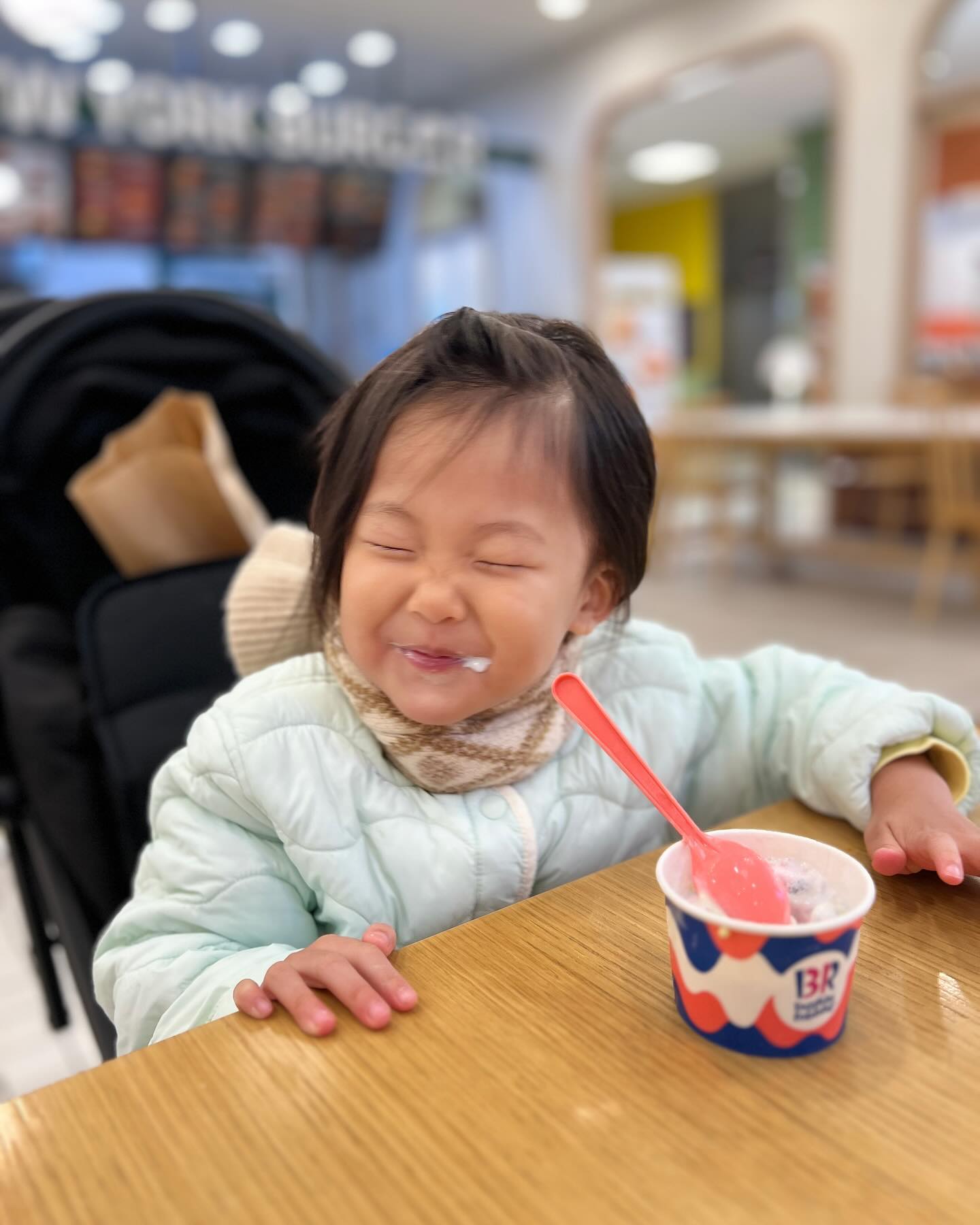 “엄마 설아 다리아프니까 뽀로로 봐야해.”
“엄마 설아 아야하니까 아이스크림 먹을래?”

그래..왜 미끄럼틀에서 뛰냐구..
하지말라고 했는데 “엄마 설아 할 수 있어!” 하더니 말릴틈도없이 뛰다가 골절진단!!!!뼈3개!!!!!깁스3주 확정!!!!
아이스크림 연속이틀도 사줘봄..초콜릿 젤리 다 사줌ㅋㅋㅋㅋㅋㅋㅋㅋㅋㅋㅋ잘 먹고 잘 낫기만 해라🫶🏻

게다가 오늘은 금요일.
아침에 병원갔다가 마트가서 장 보고 집에와서 주부모드on👩🏻‍🍳

미역국끓이기
나물3종
소세지야채볶음
옛날소세지
감자조림
어묵볶음

이제점심먹고 주말동안 밥 먹을거 준비하고 쉬어야지....!
다리부러진 첫째와 에너지넘치는 둘째랑 주말 잘 보낼 수 있겠지😂

#아기랑#뭐하죠#ㅋㅋㅋ