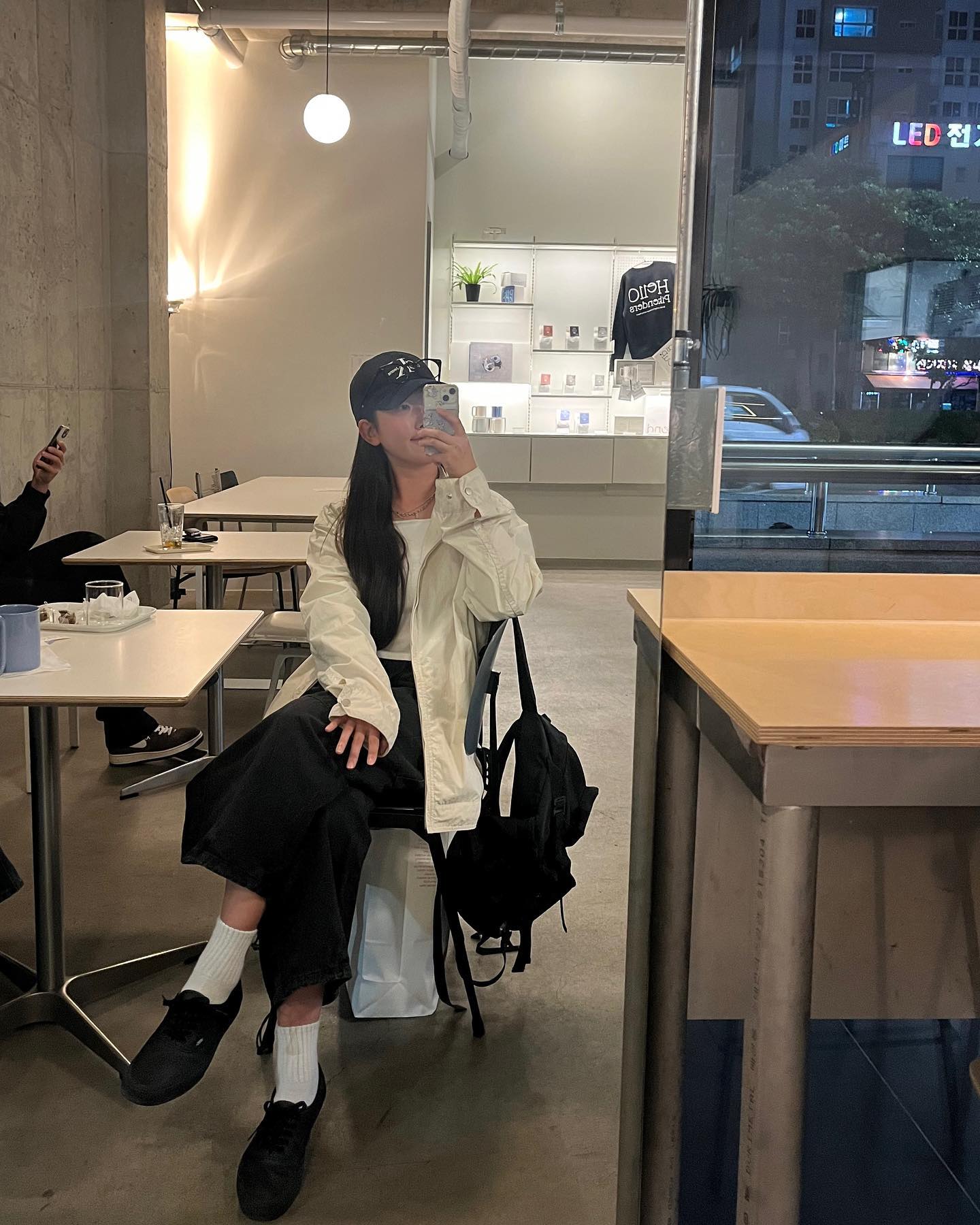 무난하게 가기 좋은 곳

이번엔 저녁에 가서 티를 마셨지만 
저번에 먹었던 커피에 휘낭시에 조합이 더 최고 :)

📍 부산 부산진구 전포대로 188 1F(전포역 6번출구 바로 앞)
⏰ 매일 09:00 - 21:00(라스트오더 20:30)