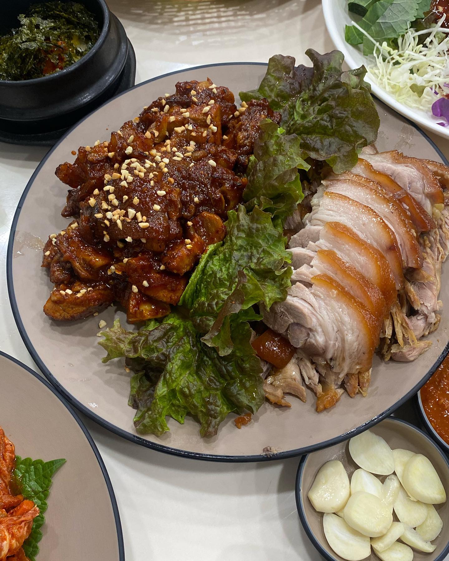 📍#두호동 #김실장왕족발 

#포항족발맛집 
대단히 맛있다고 기억에 남는 족발이 서울삼대족발 양재족발 말고는 없었는데요... 이제 하나 추가됐다 그것도 내고향 포항에...

#반반족발 38,0
중 사이즈로 매운불족발+기본왕족발 구성입니다
족발이 진짜... 아니 차가운 족발 아니고 사알짝 미지근합다
근데 이 쫄깃야들야들함이 미쳤어요... 🫢🫢
진짜... 진짜 맛있음 잡내 절대 하나도 없고!!!
다만 야들부드러운 식감이라 뭔가 쫀딕한? 맛은 덜해요
근데 아니진짜 댕마싯다고!!!!!!!!!!!!!!!!!!!!!🤎❤️‍🔥❤️‍🔥
#불족발 ❤️‍🔥이거 진짜 매우니 맵찔이는 주의하시길.. ㅎㄹ
양념 진짜 맵고 자극적이에요 맛있음.. ㅎ

배달/포장 주문도 가능해서 담에는 포장해서 집에서 먹어봤는데요,!
족발 소자 27,000 / 족발+쟁반국수 세트 소자 33,000
배민에 있는데 리뷰수 장난 없읍니데이 현지인맛집...

#보쌈 소자 27,0
보쌈은.. 수입산이더라구요 헤헷 퍽퍽하고 별로였어용ㅎㅎ
족발집에선 족발을 ..!! 🐷👣❤️

#캐슬제로맛집 #포항맛집 #영일대맛집 #족발맛집 #두호동맛집 #창포동맛집 #우현동맛집 #포항족발 #포항현지인맛집