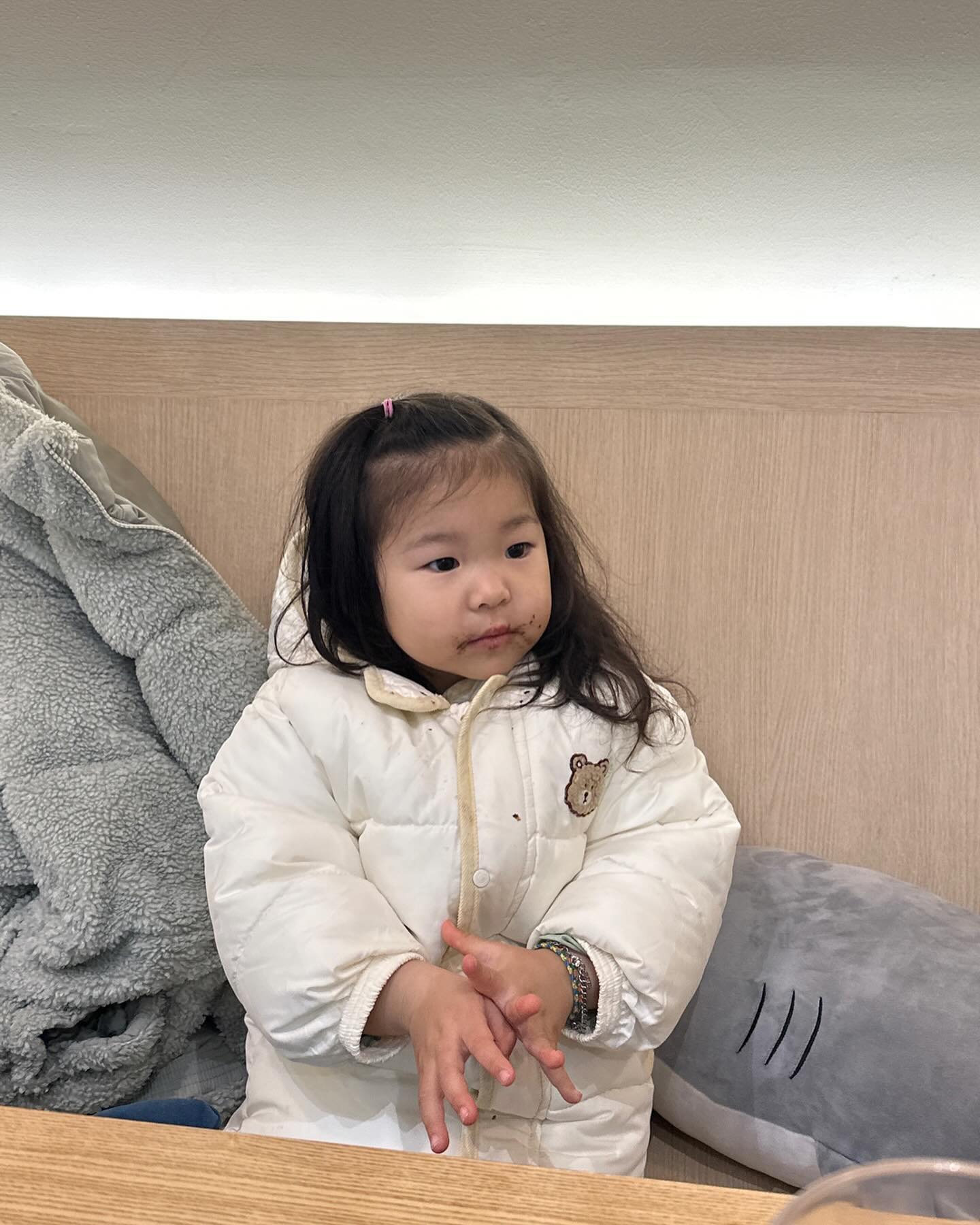 그렇다. 할머니는 원하는걸 다 해주신다.
초코가 먹고싶다며 빵집으로 이끈 냐니
할머니는 초코코팅 가득 된 초코빵을 사주셨다.
#그녀의입주변이까만이유 #도라부러🤦🏻‍♀️ #초코만은피하고싶었어
#아토피올라온다구 #흐어엉어어어엉 #엄마안돼요오오오