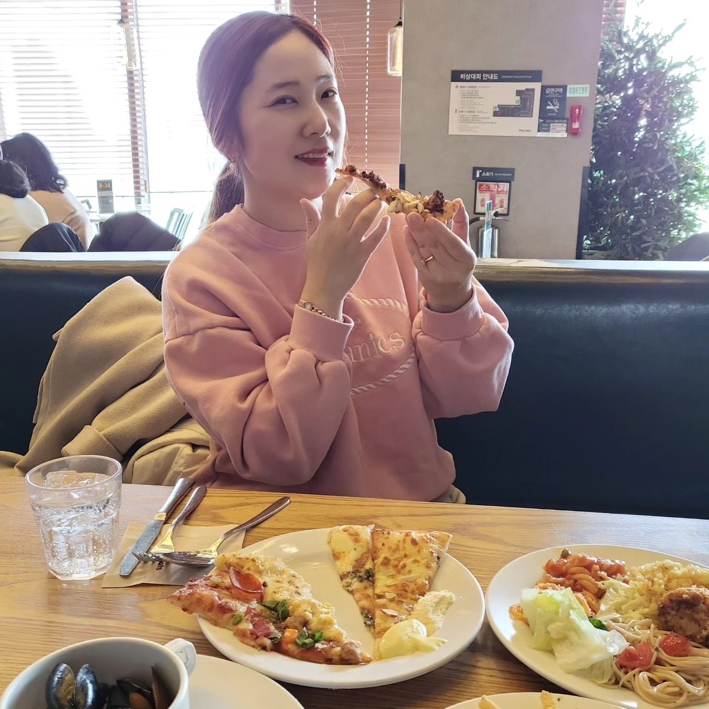 #협찬 #피자몰울산

미국맛에 푹빠진 #피자몰
연말분위기 내기에 딱인 파티장소죠🥳

피자몰에서 맛있게 구운 미국식피자
텍사스BBQ와 갈릭브레드피자가 
진쨔 맛있었어요 세번 리필할 정도😋 
LA핫치킨은 디너와 주말에만

피자몰에 요리종류도 정말 맛있는거 
다들 아시쥬😘 저의 최애는 로제파스타와 
프레시홍합스튜🦪
꼭 먹고오기 메모하시구염~~

그릴드하바나콘과 논알콜와인칵테일이 
준비되어 있으니 시즌메뉴 먹으러 얼른 가봐여🤗

주말에는 오로라케이크와 마시멜로우브라우니 
디저트도 있다고 해요 저는 평일 런치라 군옥수수아이스크림과 와플로🧇 
든든히 디저트까지 챙겼답니다🩷

피자몰의 아메리칸 폴링 캠핑으로
맛여행 떠나보세요🍕 🍕 

#울산성남동맛집 #울산맛집 #피자뷔페 #샐러드바 #미국식피자