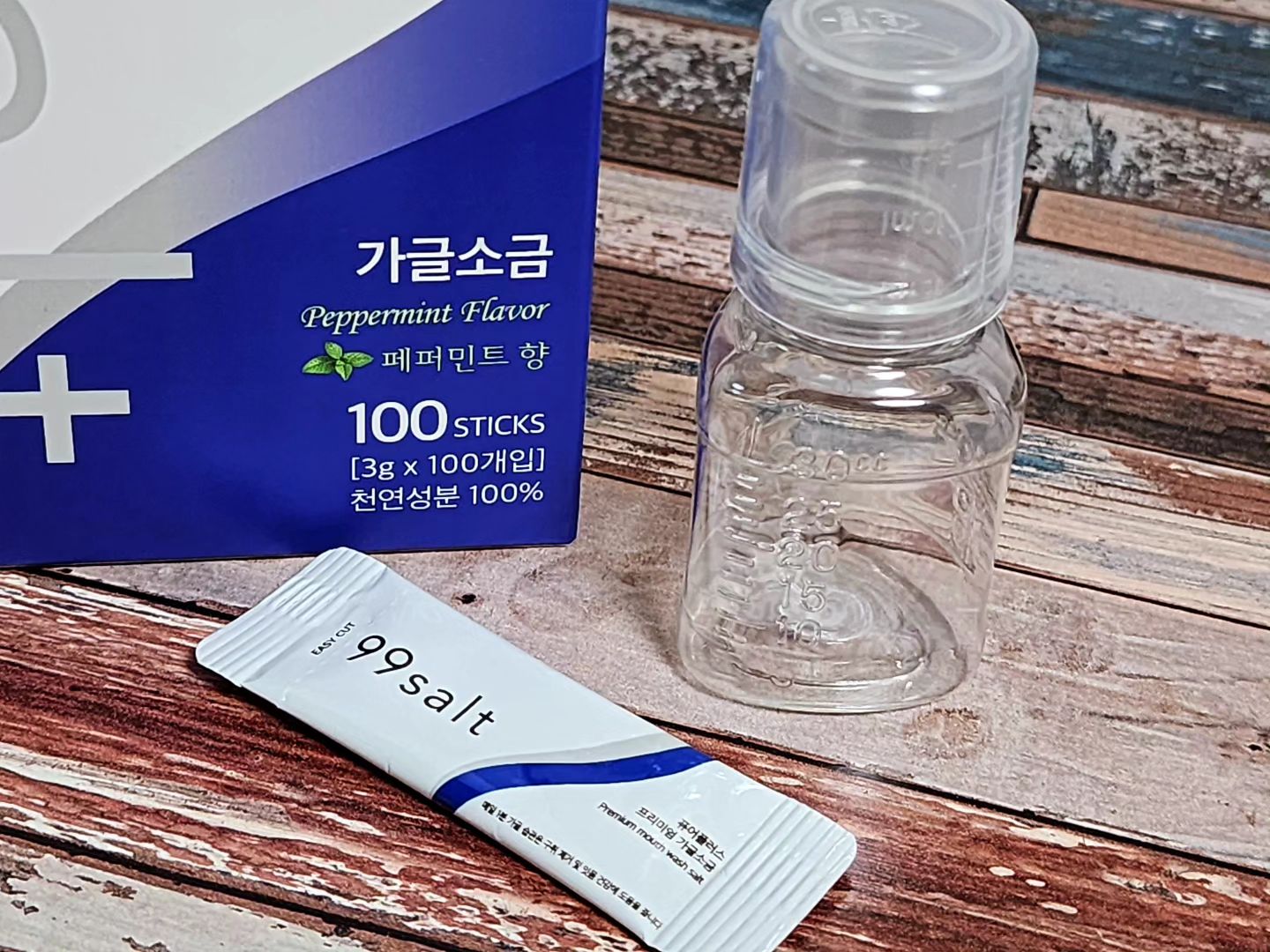 #협찬 구구솔트
1000도 고온에서 용융
알코올이나 화학성분 무첨가
그래서 입마름이나 부작용 걱정없이
임산부 , 노약자 , 어린이등등
누구나 사용가능한 개운함의 가글 !
일회용 포장으로 되어 있어서 가방에 쏙!
휴대에도 좋아 여행에 딱 좋아요~

천연 페퍼민트향 첨가되어 있어
뒷 마무리도 깔끔 개운^0^
soltory_official

↓ ^0^ 구구솔트 제품페이지 ^0^ ↓
https://smartstore.naver.com/99salt/products/5605565127

#입냄새제거 #구구솔트 #구강케어 #천연가글 #천연소금 #소금가글 
#양치소금 #가글소금 #구구솔트가글소금 #가글 #천연가글소금