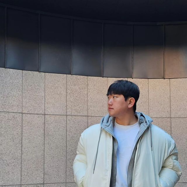 히웅 on Instagram: "#광고 @standarderror_official 이 ma-1 입으면 어깨깡패!!! 소프트한 터치감의 소재로 디자인된 MA-1 오버핏 패딩으로 후드 집업 레이어드 디테일이 포인트라서 이쁘네요. 스트릿하