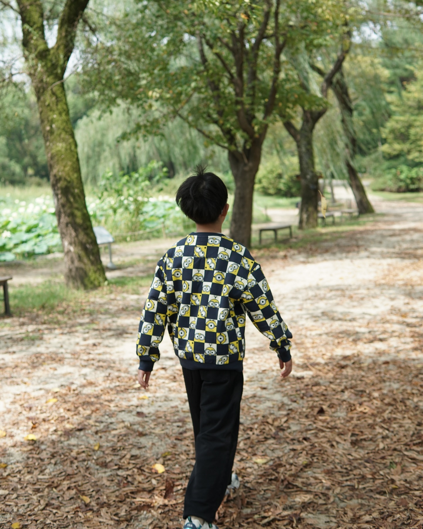 이벤트 선물받았던 #LEVISKIDS 
#미니언즈체커보드풀오버
요즘 아침날씨는 가을무드! 🍂 

아들과 산책하면서 코디해봤어요
학교 등교룩 #스쿨룩아이템 준비!

#리바이스키즈 #아들등교룩 #남아맨투맨티