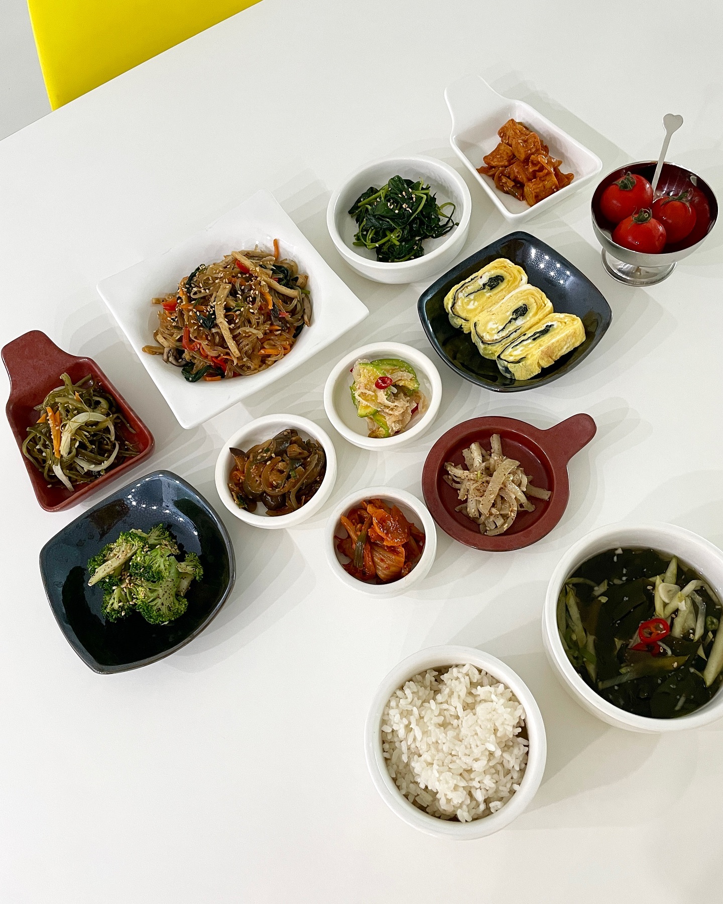 한정식집st 나물가득 밥상 🍀

아쉽게 김이 잘못 말려서 요상한 
비주얼의 ㄱㅖ란말이가 되었지만。。。