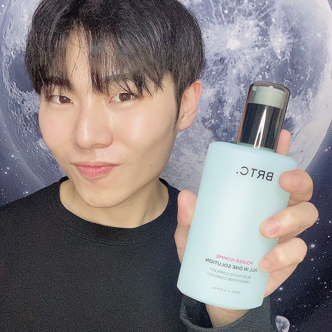 #협찬
[ ✨ BRTC 파워 옴므 올인원 솔루션 ✨ ]
.
일 가려면 얼른 씻고 나가야 하는데
스킨, 로션, 에센스까지.. 언제 다 발라!!!
할 때 쓰기 좋은 화장품, 올인원!
오늘은 남자템 중 유명 브랜드인 BRTC의 올인원 제품을 가져와봤는데요!
.
2023 화해 상반기 남성 기능성 화장품 부문 1위!
네이버 뷰티 윈도 맨즈케어 베스트 셀러•인기순 1위!
인 만큼 엄청 유명한 템인데요!
전에는 케이스가 검정색이였는데 산뜻한 하늘색으로 바뀌었어요!
.
3 IN 1 ! 
스킨, 로션, 에센스 세가지를 한방에 쓸 수 있는 N년템!
모공 수렴 특허 성분으로 모공과 피지 케어를!
진정 보습 특허 성분으로 촉촉함, 영양, 진정까지!
피부 장벽 케어 특허 성분으로 피부 보호와 장벽까지 케어!
.
제형은 수분크림 같은 제형이였는데요!
발림성은 무척 부드러우면서 끈적이지 않았어요😳
향도 시원하면서 은은한 아쿠아 향!
포장도 정말 정성스럽게 온답니다!
.
남성분들 올인원 띵템 찾으신다면 파워 옴므 올인원 솔루션 추천👍
.
.
.
#BRTC #BRTC옴므 #남친선물 #아빠선물 #남성화장품 #남자화장품추천 #옴므올인원