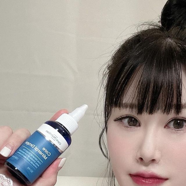  Jenna on Instagram: "#광고 
영양제를 챙겨먹어도 효과가 없다고 생각 드신적 많으시죠?
미네랄이 영양소접착제 역할을 해주는데 미네랄이 부족하면 어떠한 영양소도 흡수하기가 어렵다는거 알고 계셨나요?
그만큼 미네랄이 중요하다는점! 
음료,음식,물 등등 어디든지 뿌려 먹을 수 있는 고농축 미네랄 
코어 미네랄 드롭스
가장 쉽게 미네랄을 섭취 할 수 있는 방법인거 같아서 꼭 중요한 성분이라 생각 드네요😆👍🏻
운동할때,직장,집에서 언제든 뿌려서 먹기 딱 좋아서 꼬박꼬박 넣어 먹는중이랍니다🫶🏻

#코어뉴트리션#코어미네랄드롭스#미네랄드롭스#미네랄#액상미네랄#전해질보충"