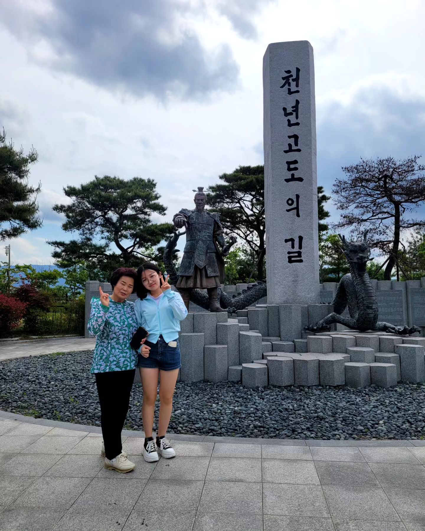 할머니 돌아가시고 바로 다가온 엄마 생신을 못챙겨서 어버이날겸 준비한 짧은 여행.

우린 미리 출발..오빠네 기다리며 순회중..
자주보는 바다지만 또 다르고 좋고
주말쉬니 더 좋고~~

#경주 #감포 #전촌용굴 #동굴샷 #다리가ㅎㄷㅎㄷ
#동해바다 #감포항 #주말나드리🚗