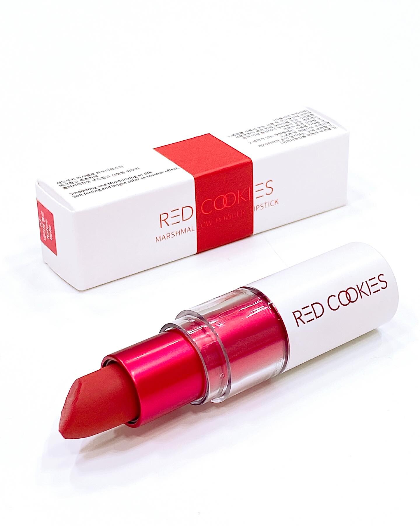 #제품제공  redcookies_official

레드쿠키 마시멜로 파우더 립스틱 💄💋
매끄럽고 촉촉하게 블러처리한듯 부드럽고 산뜻한 마무리로 웜톤에 잘~ 어울리는 색감인
A3)네이처 벨르 💄를 보내주셔서 사용해 봤어요

레드+오렌지+코랄 색감을 섞은 듯 주황빛이 감도는 레드라고 할까요? 😊🙏
평소 매트한 타입의 립을 선호하진 않지만 #레드쿠키마시멜로파우더립스틱 은 스무스하게 발리면서 입술에 촥~ 달라붙듯 발색이되고 각질이 부각되지 않아서 오히려 입술 속은 촉촉하고 겉은 보송보송하게 마무리되어 입술이 매끄러워 보여요😊

뭉치지않는 텍스쳐로 소량만 덜어서 블러셔로 
사용해도 넘 이쁘더라구요 ㅎ 속은 촉촉하면서 
겉은 뽀송한 파우더 립스틱 이면서 처음 컬러 그대로 오랫동안 지속되는 롱래스팅 제품으로 발색력과 지속력을 모두 잡은 #파우더립스틱 이랍니다.

#반짝반짝립스틱 지겨우셨다면 #보송한립스틱 
으로 입술에 색다른 포인트 한번 줘보는 건 
어떠세요😁🙏🙏

#Redcookies #레드쿠키 #립스틱추천 #마쉬멜 로우립스틱 #뷰티 #코덕 #화장품추천 #립추천
#뽀송립추천 #뽀송립스틱