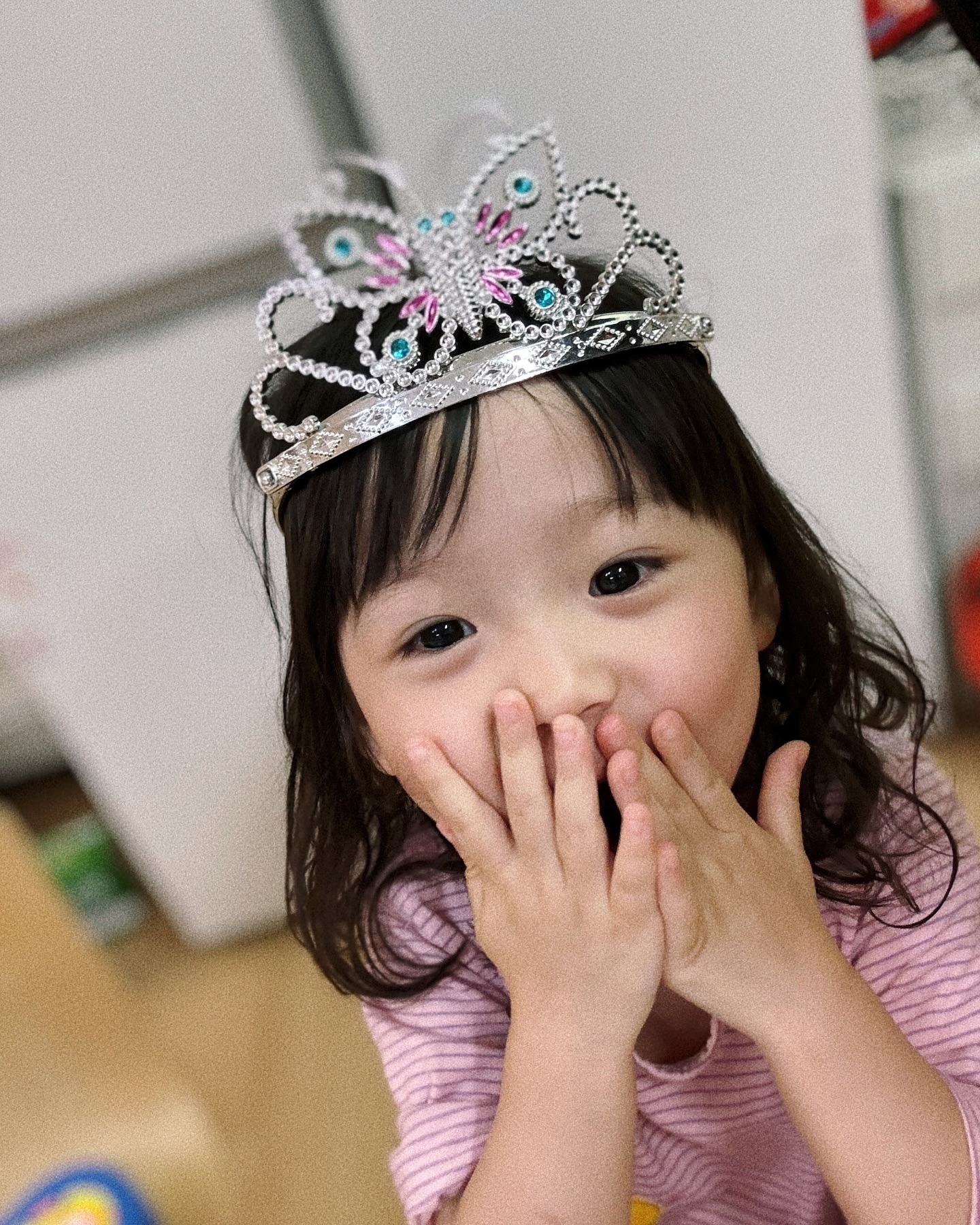 👧🏻민지이모처럼 공주가 되고싶어 👸(갑자기 밥먹는데)
👩🏻그럼 밥을 잘먹어야 민지이모 처럼 공주 되는거야~
👩🏻이모는 밥 잘먹어서 공주된거야🤣
👧🏻엄마 잠깐만 (냅다 왕관 쓰고 오더니)
👧🏻민지이모 공주 처럼 사진 찍을래 🤣

ㅋㅋㅋㅋㅋ 민지이모야 룸이 보러 와야겠다
갑자기 소환 쏴릐 한데 ㅋㅋㅋㅋㅋ
민지이모공주 내내 이야기한다🤣🤣🤣
__minng_ 
:
:
#공주되고픈딸램#딸램#공주#민지이모소환
#아기모델#사랑둥이
#240609#1248#40개월아기