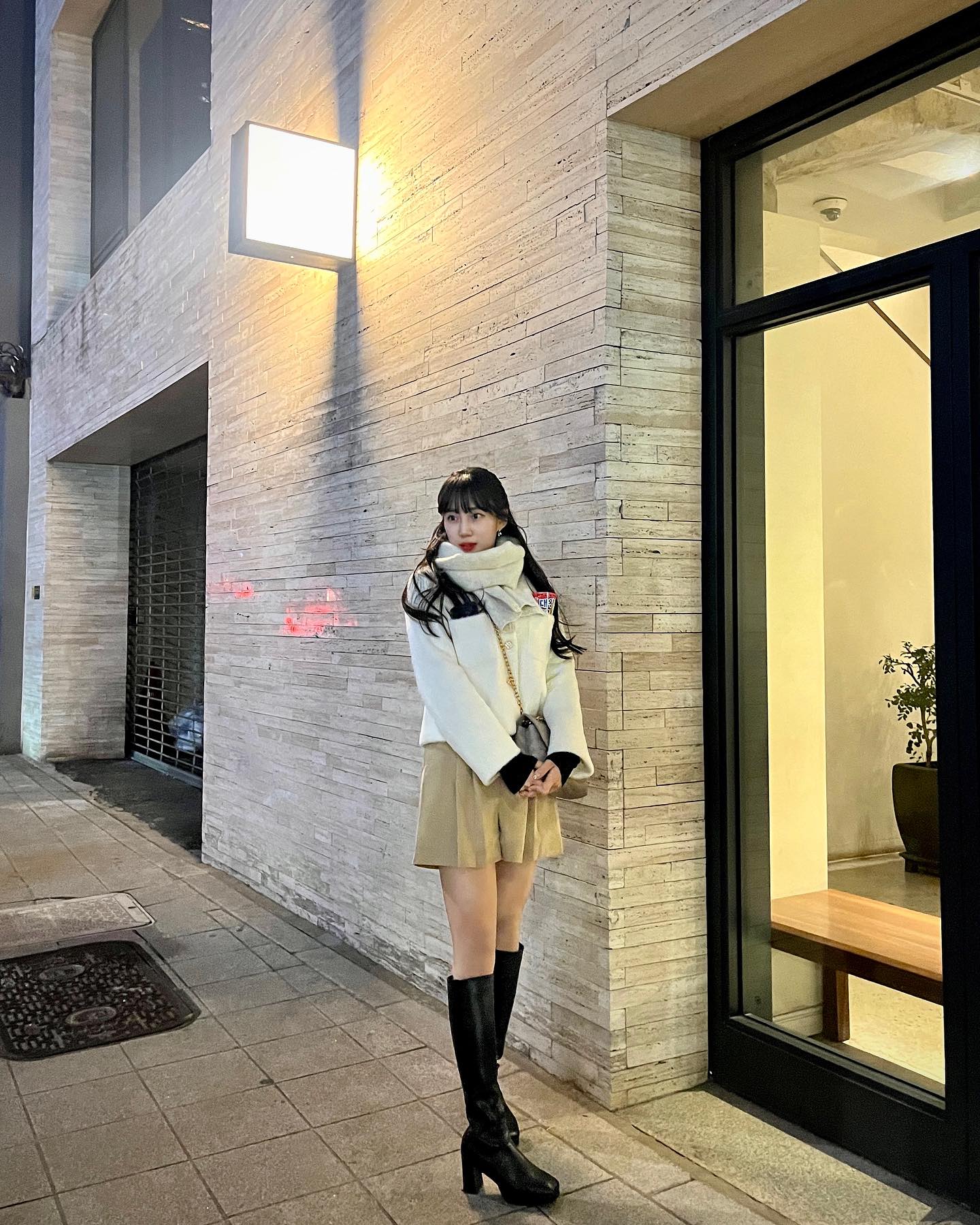 ♥︎ 
163 인디 170으로 만드러주는
금손작가 최고야 늘 짜릿해♥️

나 분발할게🫡
그리고 언능 회복해서
원래처럼 돌아갈겡🫣

다사다난했던 나의 
23년 빠르게 묻어버릴 준비 즁 

.
#광화문 #광화문카페 #종각카페 #페이퍼마쉐 #사진맛집 
#청계천 에서 놀다가 목 축이러 가기 딱 좋은 카페♥︎