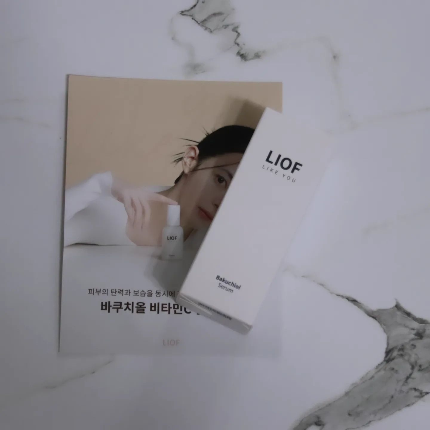 안녕하세요! 요즘 인기 성분인 바쿠치올에 대해 관심이 많으시죠? 저도 최근 리오프 바쿠치올 비타민C 앰플 세럼을 사용해봤어요. 이 세럼은 고농축 바쿠치올 성분이 함유되어 있어 안티에이징 효과가 뛰어나고, 아침 저녁 구분 없이 사용할 수 있어요. 특히, 10,000ppm의 고함량 바쿠치올과 50ml 대용량으로 합리적인 가격에 제공된답니다.

일주일 넘게 사용해본 결과, 부드럽게 발리면서도 진한 영양감을 피부에 채워줘서 매우 만족스러웠어요. 저/중/고분자 히알루론산 8종이 함유되어 있어 수분 보습감을 제대로 채워주고, 펌핑 타입이라 사용하기도 편리해요. 은은한 풀잎향도 거부감 없이 기분 좋게 사용할 수 있었답니다.

리오프 바쿠치올 세럼은 토너 다음 단계에 사용하면 되는데, 흡수가 빨라 다음 단계 크림이 밀리거나 뭉치지 않아요. 고함량 바쿠치올과 판테놀 성분이 외부 환경에 지친 피부를 잘 케어해주고, 수분 보습과 함께 피부 탄력과 유수분 밸런스를 맞춰줘요.

이 세럼은 20대부터 다양한 나이대가 부담 없이 사용할 수 있는 제품으로, 사계절 내내 유수분 밸런스를 맞춰주는 데 도움이 돼요. 리오프 바쿠치올 세럼, 꼭 한 번 써보세요!

#협찬#리오프 #리오프바쿠치올세럼 #바쿠치올세럼 #바쿠치올세럼추천
#안티에이징세럼 #히알루론산 #레티놀 #레티놀부작용 #히알루론산앰플 #레티놀크림