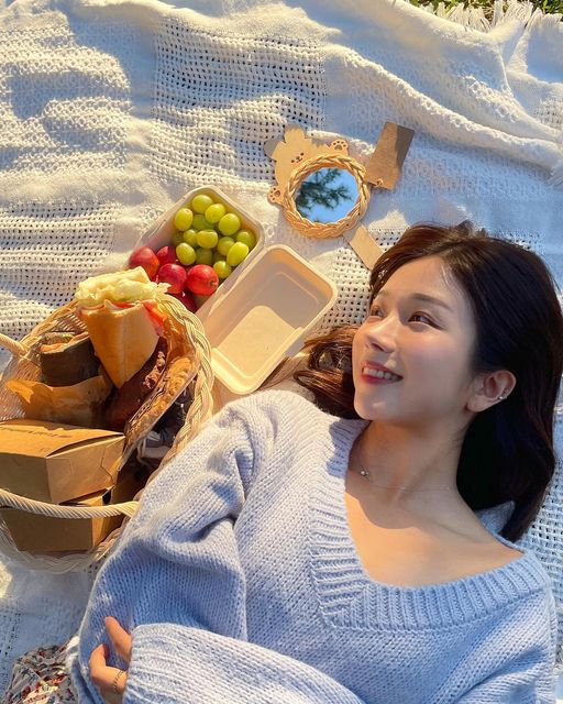 짱희 ᴢᴢᴀɴɢʜᴜɪ ᴡᴏʀʟᴅ on Instagram: "#광고 🥪 ℛℴ𝒶𝒹 𝓈𝒶𝓃𝒹𝓌𝒾𝒸𝒽 맛있는 샌드위치 들고 #잠실한강공원 가서 감성과 분위기 다 잡은 #한강피크닉 완성˚₊·—̳͟͞͞♥