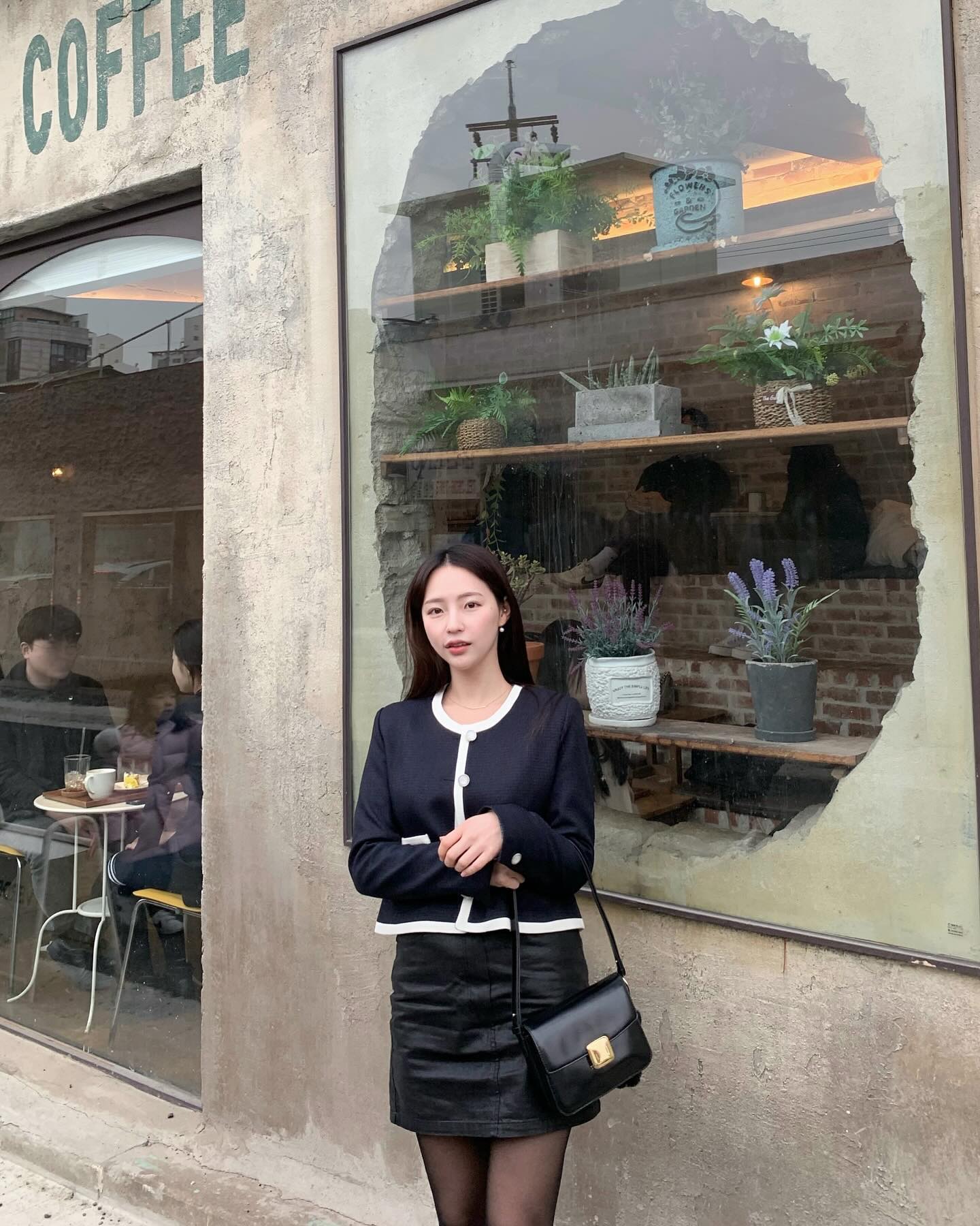 오랜만에 민둥이랑 문래 데이트 🎀 
감성 잘맞는 친구라 즐거웠던✨ 
조만간 양키통닭먹으러 다시갈래...🍗🍗🍗 

상의는 제로스트릿 제품이에요~! 
▫️제니 라운드 넥 자켓 - navy S size
제로스트릿 공식홈페이지에서만 최저가 진행중이니 참고!🐰🎀

ZEROSTREET_KOREA 
#제로스트릿 #ZEROSTREET #ZEROSTREET.CO.KR
#오직자사몰에서만이가격 #디자이너브랜드 #하객룩 #트위드자켓 #트위드코디 #24SS #오피스룩 #직장인코디 #출근룩 #광고 #제품제공 #협찬 #문래 #문래동 #문래창작촌 #양키통닭