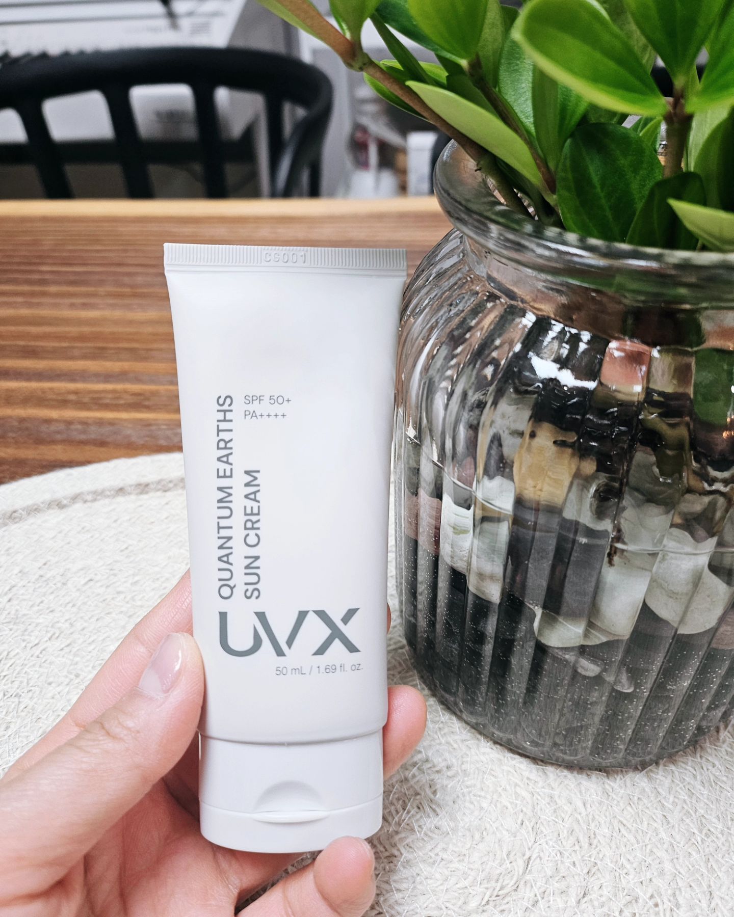 #협찬uvx_suncare#어스무기자차선크림#uvx

썬크림은 집에 다들.......
몇 개씩은 가지고 계시지 않으세요?🤷‍♀️

저 역시도 다양한 종류의 선크림이 
집에서 뒹굴뒹굴!!😵‍💫

그 中에서 저에 최강 고민!!
눈시림이 1도 없어서 제가 요즘 매일 챙겨 바르고 있는 선크림이 있는데요^^

바로~바로 🥁🥁🥁

UVX 퀀텀 어스 무기자차 선크림인데요!!

💌발효시카 성분으로 피부 자극을
 유발하는 성분은 배제함!

💌피부 진정및 보호에 도움을 주는 식물유래성분함유!!

💌징크옥사이드로 UVA,UVB를 동시 차단하여 강력한 자외선 차단뿐 아니라 피지 컨트롤까지!!!

💌무기자차 선크림 이지만 백탁 현상없고
뻑뻑하지 않아 수분 크림처럼 바르고 나서도 
촉촉함을 유지!!!!

민감한 피부에는 순하고 성분 또한 착하디 착한 uvx어스 무기자차 선크림은 어떠실까요??

#무기자차선크림 #무기자차#백탁없는선크림 #주름개선 #미백 #무기자차선로션 #홍조#진정선크림 #신상품나왔을땐 #08L