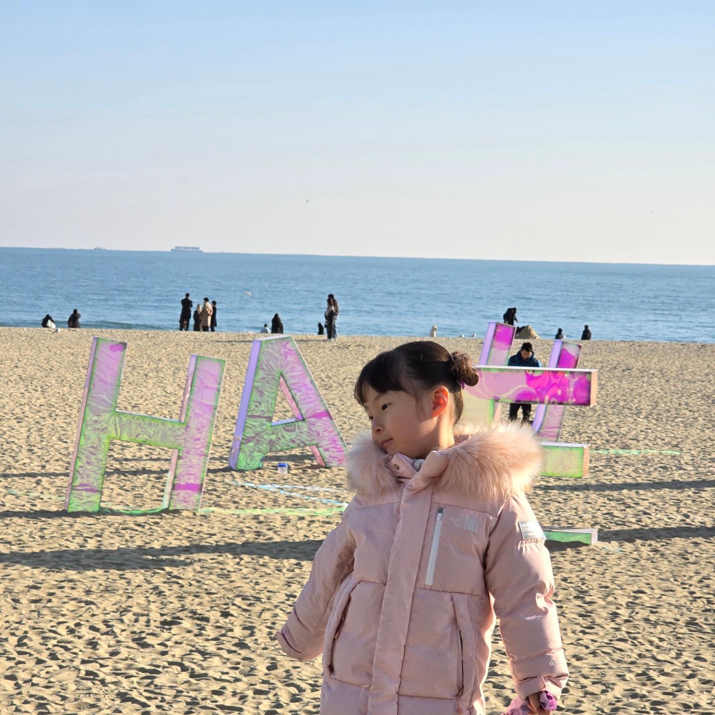240128
아쿠아리움 가자고 해서 급으로 갔던날
이제 아빠 사진까지 찍어주고 신기한거 지가 막 찍어뿌네^^ 다컸다ㅋㅋㅋ
물고기랑 상어많이 봐서 좋았다는 지수♡
너만 행복하면 되었다ㅋㅋ마지막에 나와서 빛축제 구경까지하고 외식하고 집으로♡
#아쿠아리움 #해운대 #7살아기일상 #도치맘 #애스타그램 #맘스타그램 #해운대빛축제