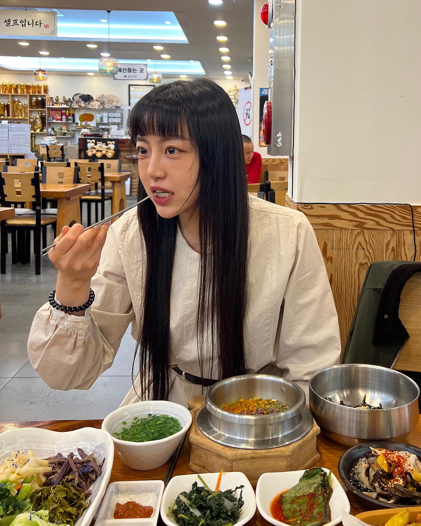 #협찬

경남 하동에 위치한 <장터국밥>
여기 오면 먹어야 할 대표 메뉴가
너무 많아서 고민을 반나절 한듯,,
가마솥 비빔밥 정식 중 삼색밥과 재첩밥
그리고 소고기 국밥에 모듬 튀김을 시키고
반찬부터 차례로 나오는데,, 넘나 많은 것~
이거 다 먹을 수 있으까?
반찬도 직접 하신다구 함! 난 깻잎 무치시는 거 구경 성공!

가마솥밥을 시키면 나오는 게장과 찌개가 극락입니둥
찌개 진짜 밥 한 공기 가능
솥에 든 밥은 그릇에 옮겨서 야채랑 비벼먹으니 재첩이 입에서 씹히는데 너무 맛있음😭
국밥은 고기가 진짜 많이 들어있다,, 실하다,,
맛있어서 소금 후추 간 하는 것도 깜빡하구 먹음
마지막으로 모듬튀김은 처음 먹어보는 빙어튀김과 은어튀김이 고소하고 맛도리🫶 야채튀김은 말해 뭐해유

엄빠 모시고 가면 짱 좋을 듯❗️❤️

#화개장터맛집#하동맛집#하동국밥#하동재첩국#재첩국#재첩맛집#재첩솥밥#돼지국밥맛집#하동재첩#소고기국밥맛집#소고기국밥#하동군맛집#화개장터#하동여행#맛스타그램#섬진강맛집#비빔밥맛집#한정식#한정식맛집#화개장터장터국밥