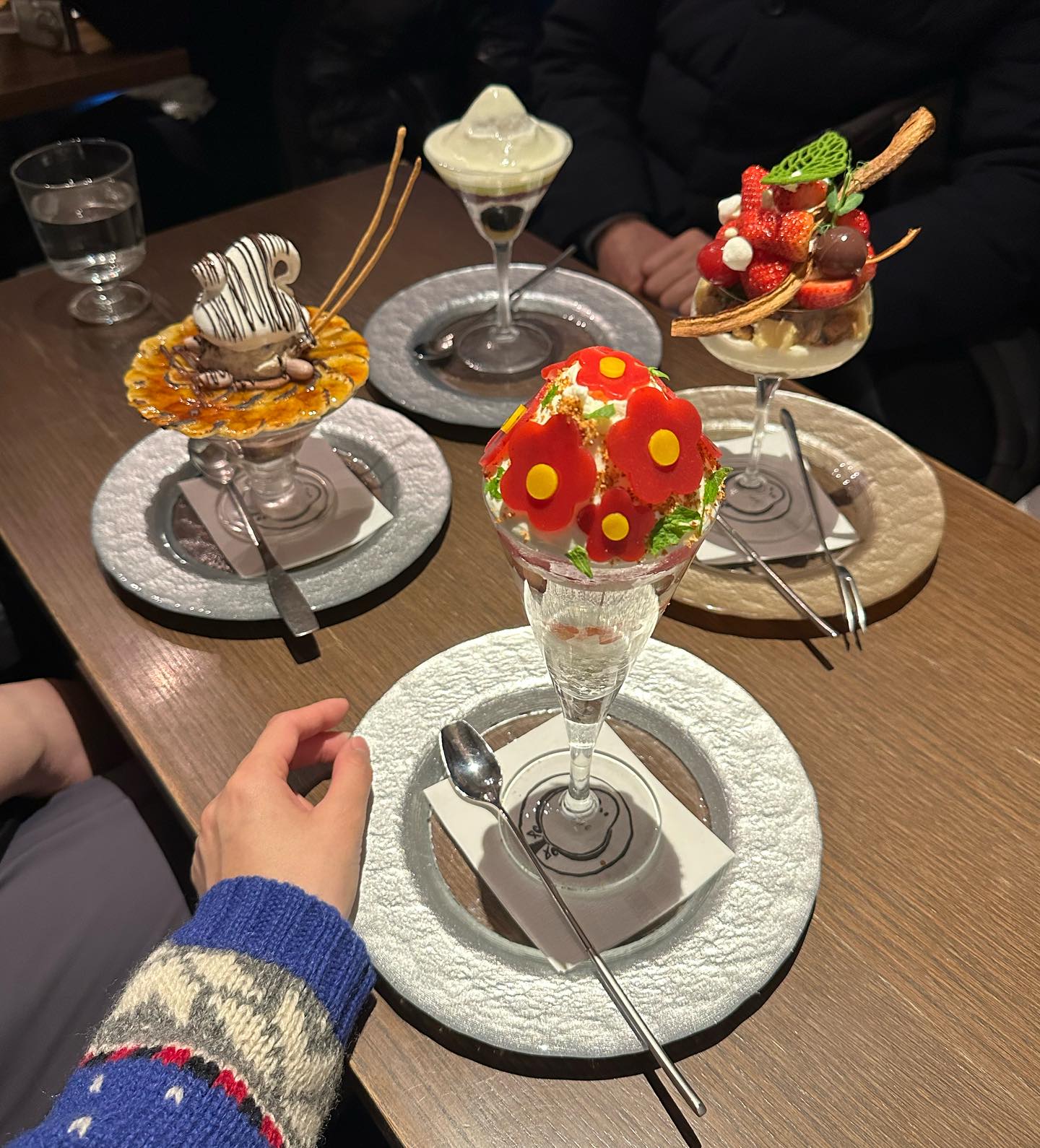 이번 삿포로 여행 먹부림 피드~!
갔던 곳 또갈만큼 맛있는 곳들이니 저장해두고 꼬옥 다녀오기🥹

1. 파르페테리아 미르
작년에 이어 올해도 방문한 시메파르페 맛집 파르페테리아 미르~! 연말에 새로운 곳 도전했다가 여기가 더 맛있었어서 이번 어머님 아버님과의 여행땐 여기로 다녀왔어요 ㅎㅎ 역시 맛있어😋
📍일본 〒060-0063 Hokkaido, Sapporo, Chuo Ward, Minami 3 Jonishi, 5 Chome−14 三条美松ビル 地下一階

2~6. 요시우시
여기도 작년에 이어 또 방문한 곳!! 후라노산 고급 와규를 경험해보고 싶다면 정말 강추!!! 연말연초 두송씨랑 예약없이 갔다가 실패하고ㅠ 이번엔 단단히 예약해서 다녀왔어요>< 진짜 와규는  가본 곳 중 여기가 최고,,,👍이번엔 냉면같은것도 시켜먹었는데 그것도 맛있더라구요?! 고기 다 먹고 면요리랑 디저트로 아이스크림도 꼭 먹고오기!!!
📍일본 〒064-0804 Hokkaido, Sapporo, Chuo Ward, Minami 4 Jonishi, 2 Chome−１１−7, Tomoru, 3階

7,8. 오타루 덴푸라 소요기
점심장사는 딱 2시간만, 7명 정원 예약으로만 운영된다는 덴푸라 소요기. 두송씨가 두달전부터 예약해서 다녀온 곳인데 튀김이 정말 맛있었어요!!ㅠㅠ 기억에 남는건 새우튀김인데 겉바속탱!~ 🍤 튀겼는데 새우살이 어떻게 탱글탱글 할 수 있는지ㅠㅠ운이 좋으면 예약 없이도 다녀올 수 있다고 하니 도전해보기 :)
📍1 Chome-12-8 Ironai, Otaru, Hokkaido 047-0031 일본

9. 양고기 ふくすけ 후쿠스케
저는 양고기는 냄새나서 저얼~~대 안먹거든요?! 근데 요기 양고기는 아스파라거스만 먹여 키운 양고기라 진짜 양냄새가 안나서 인생 처음으로 양고기를 많이 먹고왔어요 ><
저처럼 양고기 냄새때문에 못드시는 분들 추천!!!
📍일본 〒064-0807 Hokkaido, Sapporo, Chuo Ward, Minami 7 Jonishi, 4 Chome−2−3 LC五番館 1F

10. 털게 Oga
여기서 입맛까다로우신 저희 어머님이 털게 샤브샤브를 정말 무아지경으로 발골해드신 ㅋㅋㅋ 해산물 극혐하는 저도 어머님 드시는거보고 샤브샤브를 먹어봤는데 정말 이세상에서 경험해보지 못한 식감과 맛이었어요! 귤알맹이 터지듯 입안에서 털게 살결이 토도독 터지는 식감?!?! 여긴 털게 샤브샤브를 꼭 먹어야해요!!!!!! 저희는 남편빼고 시부모님, 저흰 셋 다 소식좌라 전혀 양이 모자라다는 생각은 안들었는데 구글 후기 보면 비싼데 양이 적고 음식이 느리게 나온다는 후기가 많더라구요 ㅠ 털게를 맘껏 배터지게!!! 빨리빨리!!! 먹고싶다 하시는 분들은 비추...
느긋~하게 여유있게 털게요리를 즐기고 싶다 하시는분들 추천! 🦀
📍일본 〒060-0063 Hokkaido, Sapporo, Chuo Ward, Minami 3 Jonishi, 3 サンスリービル 8F
.
.
.
#dailybnee삿포로여행