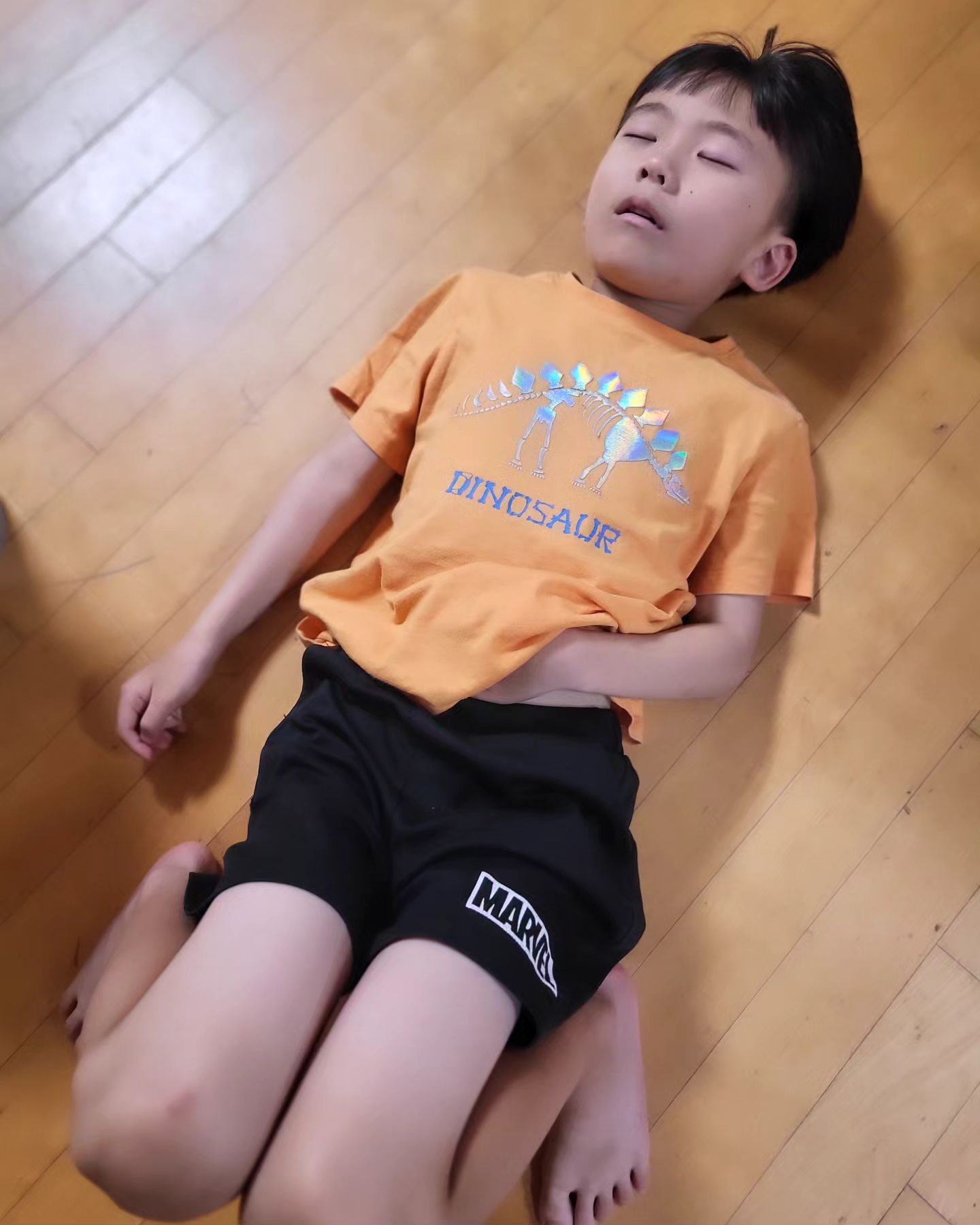 낮잠은 
진짜 안 자던 8세ㅋ

이틀 전 부터 계속 낮잠 자기ㅋ

물놀이도 많이 갔지만,
집에서도 열심히 욕조에 물받아놓고
잠수하더니..
오후 4시부터 기절모드..🫠

설마 계속 자겠니....☠️☠️
