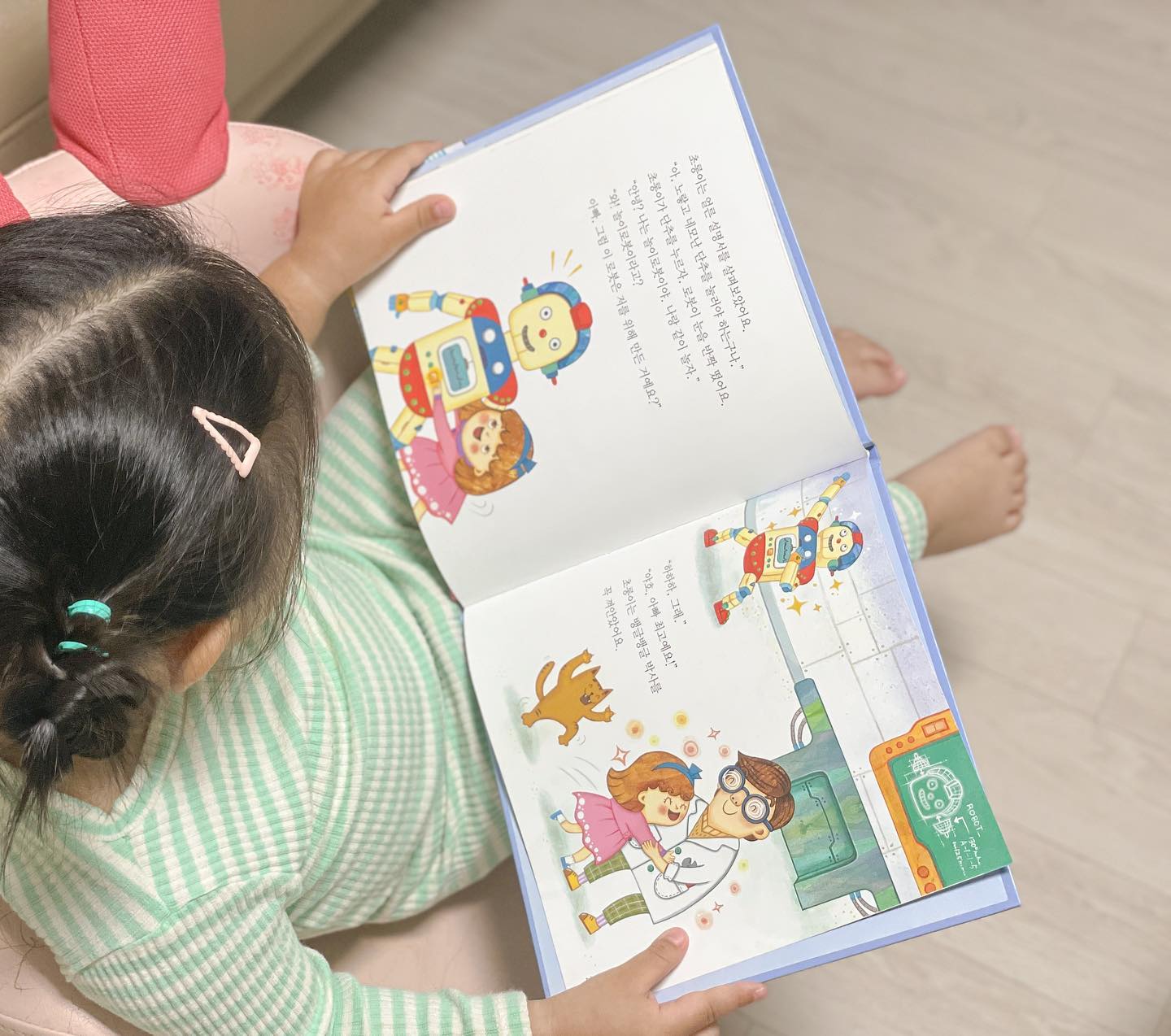 #무료제공 이지만 진심담은 솔직후기

2023 블루래빗 신작 ❝캥거루스쿨❞ 
한글, 수학, 창의 구성 중 하연이가 좋아하는 2가지 골라봤어요.ᐟ 

💚 캥거루 수학 - 재미있는 수학 동화
책육아…? 어려운줄만 알았는데,,
스스로 읽는 모습 보고 엄마아빠 깜짝 놀랐오요,,

기본적인 수학 개념과 원리를 자연스럽게 배우도록
이야기와 일러스트로 표현했는데요ꔚ 
밝고 선명한 그림체와 생동감 넘치는 스토리가 더해지니
동화책으로 수학 개념을 자연스레 배울 수 있어요◡̈⋆* 

💚 캥거루 창의 - 곰곰 메모리 게임
라떼는(?) 같은 그림 찾기 게임인데
귀여운 곰돌이가 만나 더 재미있어졌어요 ᰔ 
뚜껑을 열고 같은 그림을 찾으면
집중력과 기억력을 자연스레 길러주죠◡̈⋆* 

아빠랑 같이 캥거루스쿨로 시간보내니
깔깔 웃으면서 시간가는 줄 모르고 놀았어요 ᰔ 

놀면서 이렇게 재미있게 배울 수 있다니
블루래빗 캥거루 스쿨은 역시...ᐟ 

@𝚃𝚑𝚊𝚗𝚔𝚜 𝚝𝚘ᰔ 
bluerabbit_official_korea 

-

#캥거루스쿨 #블루래빗 #블루래빗캥거루스쿨 
#CJ온스타일 #유아전집 #전집추천
#블루래빗전집 #아기전집추천 #캥거루수학 #캥거루창의 #블루래빗캥거루스쿨서포터즈2기_하연
