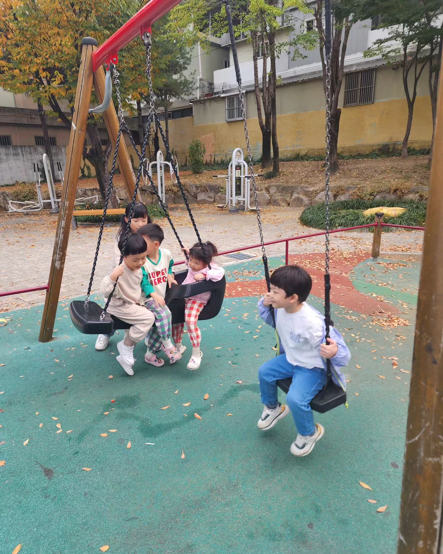 오늘 비소식이 있어서 집에 있을까 고민하다가 비오기전까지만 놀자싶어서 놀이터에 갔어용 !

결국 비는 안왔고, 11시반에 만나서 5시에 헤어진거 실화냐며...🙊

5명 돌아가면서 그네 태워줬더니 내골반도 저 세상 갈거같고요....

오늘은 꿀잠 각입니다💕

다른친구들도 놀이터 가면 이렇게 까지 놀다오나요???

# 엄마 체력은 여기까지야..
# 집에가자...제발...
# 다음에 또 만나 친구들
# 오늘도 놀이터 뿌시기 완료

#놀이터뿌시기 #놀이터도장깨기 #친구랑 #다음에또만나 #대구맘 #육아맘 #직장맘 #워킹맘 #남매맘 #육아소통