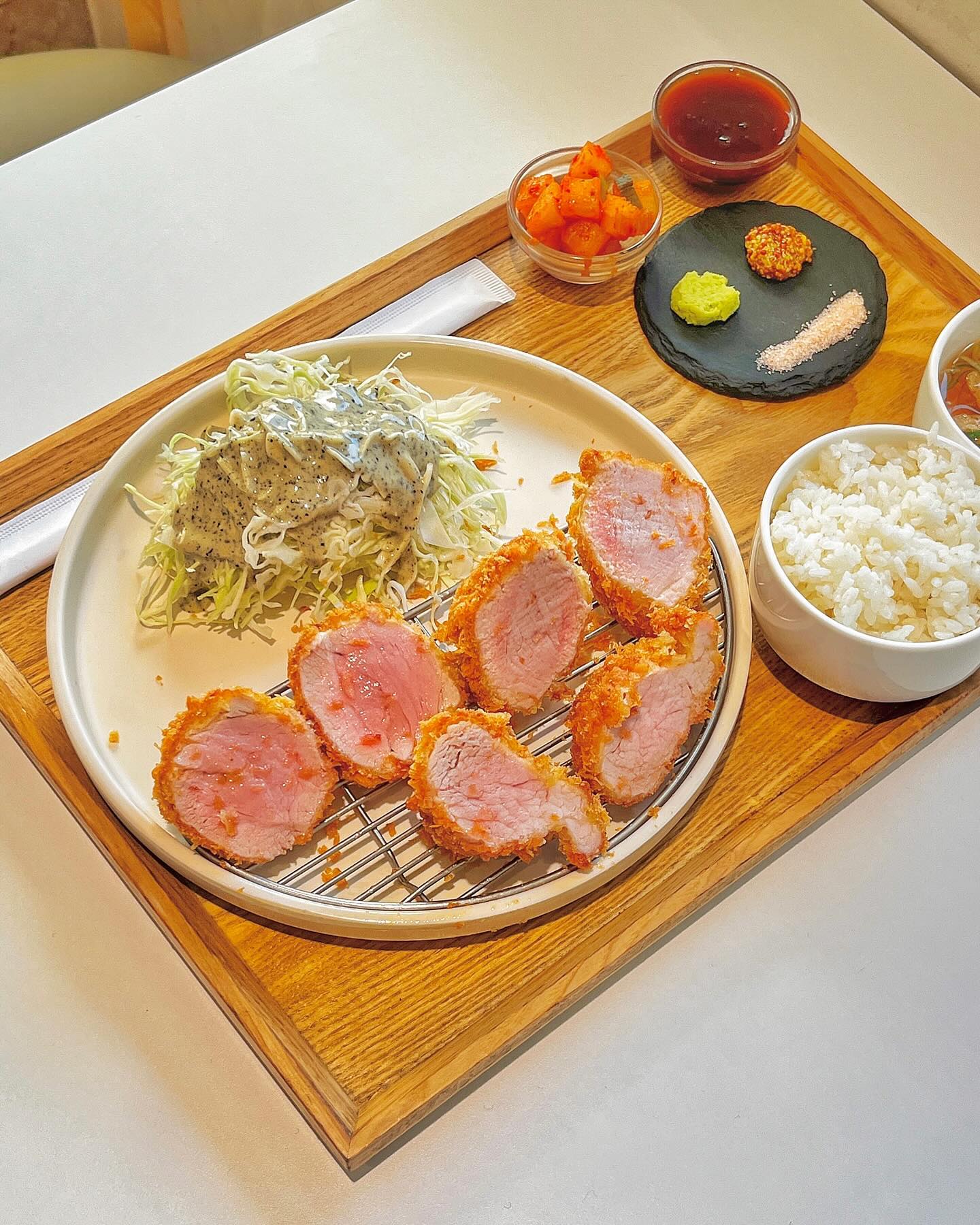 #협찬 #옥수동 
ㅡ
돈까스 전문가들도 인정한 돈까스 맛집 #시올돈 
예전에 사당역점에서 먹었었는데 
너무 맛있었던 기억이 있어서 옥수점으로 재방문🏃‍♀️
아늑하고 따뜻한 분위기라 #혼밥 하기에도 굿 ◡̈ 

🧾 안심카츠정식
이집 안심 진챠 부들부들 .. 왕촉촉💛
바삭한 얇은 튀김옷에 팡팡 터지는 고기 육즙까지 
먹을 때 마다 감덩 .. 🥹

돈까스 소스와 머스타드, 와사비, 소금까지
준비되어 있어 취향껏 즐기기 좋구🧂🧂

김치나베•카츠동•카레나 등심부위에서도 
소량으로만 나오는 한정수량 특등심까지 
종류도 다양해서 더 좋당〰️〰️🩵

📍 서울 성동구 한림말3길 15
⏰ 11:30 - 20:30
ㅡ
#시올돈옥수점 #옥수역맛집 #옥수역점심 #옥수역돈까스 #옥수역혼밥 #옥수역밥집 #옥수역 #옥수동맛집 #옥수동돈까스 #옥수동밥집 #돈까스맛집추천 #돈까스 #안심카츠 #카츠맛집 #혼밥 #혼밥추천 #성동구맛집 #먹스타그램 #먹스타맞팔 #먹스타소통 #먹팔 #맛집 #맛집추천 #맛스타그램
