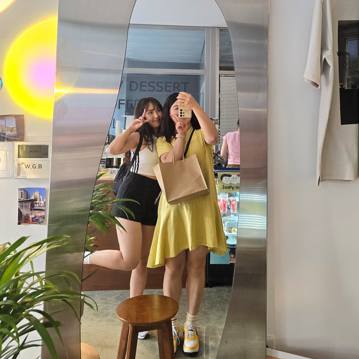 ✔오랜만에💕귀욤 윤지쌤과
이렇게 가까이 살았는데 얼굴도 못봤었다니!!
 
으..속은 엄청 느글 느글한데 시원한 스무디는 땡기는 오늘🙏🏻 으 향수냄새+땀냄새 너무 속 느글거려서 죽을것 같지만 오늘 하루도 아자아자 견디기!
 
위례는 카페가 뭔가 다 쪼꼬미한듯✨
겁나 속 느글해서 마지막은 아가씨랑 오빠랑 냉면타임🥂
.
.
.
.
.
8주5일차 속 느글한 하루하루
#위례카페 #위례핫플 #임신일기 #임산부소통 #임신8주차