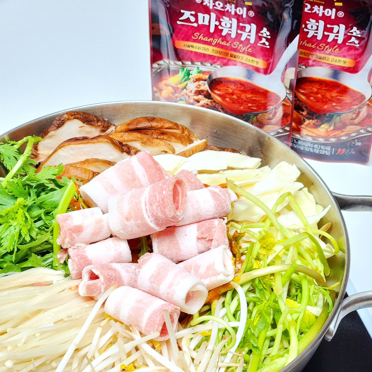 #협찬 🔥차오차이_즈마훠궈 소스

훠궈 좋아하시는 분들 제가 완전 간편하고 맛있는 소스 추천해 드릴게요!
신규 브랜드인 차오차이에서 나온 즈마훠궈 소스인데요

훠궈소스 뿐아니라 짜장, 홍콩 마파두부, 뉴욕 몽골리안 비프, 상하이 동파육까지
총 19종의 중화미식 제품이 있답니다
집에서 만들어 먹기 힘든 중화미식을 쉽게 만들어 먹을 수 있다는 거..♡

🥬냉털 한 판 했습니다-! 냉장고 속 채소들과 고기,
 차오차이만 있다면 훠궈가 뚝딱
🔥진한 마라사골육수와 고소~한 즈마장으로 아주 맛있는 훠궈소스인데요
  얼얼한 마라맛에 무엇보다 진한 고소함이 넘 맛있었어요

차오차이의 다른 제품들에 기대를 품게하던 즈마훠궈 소스!를 비롯한
제품들은 오프라인 이마트에서 1+1 행사 중이어요 (3/15-4/4)!
그리고 온라인에서도 구매가능합니다 링크는 → bit.ly/3v5Llf9

중식을 집에서 간편하게 즐기고 싶으시다면 차오차이를 추천합니다👏
-
📌#ye또먹_협찬 #ye또먹_중식 #ye또먹_집밥
#차오차이 #중화미식 #중화요리 #중식 #차오차이요리소스 #훠궈 #즈마훠궈 #훠궈레시피 #훠궈만들기 #즈마훠궈소스 #마라소스 #마라탕소스 #훠궈소스 #즈마장 #훠궈맛집 #마라탕