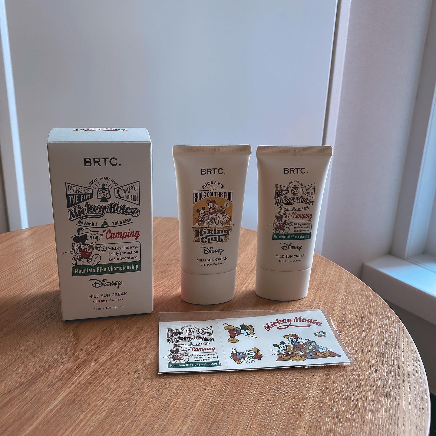 올영에서 겟한 디즈니 선크림🌞
⠀
끈적이고 무거운 선크림을 싫어해서
가벼운 제품을 찾다가 구매했는데
발림성도 좋구 바르고 나면
흡수되어서 끈적임도 없고 좋당ㅎㅎ
자극적이지도 않고 은은하게 상큼한 향이 나서 좋당
선크림뿐만 아니라 귀여운 스티커도 들어있어서
다꾸도 가능📒 꾸준히 발라봐야징➰
⠀
⠀
#디즈니선크림 #brtc선크림 #촉촉한선크림#brtc마일드선크림 #선크림추천 #내돈내산 #비알티씨와함께 #올리브영선크림 #물먹선크림